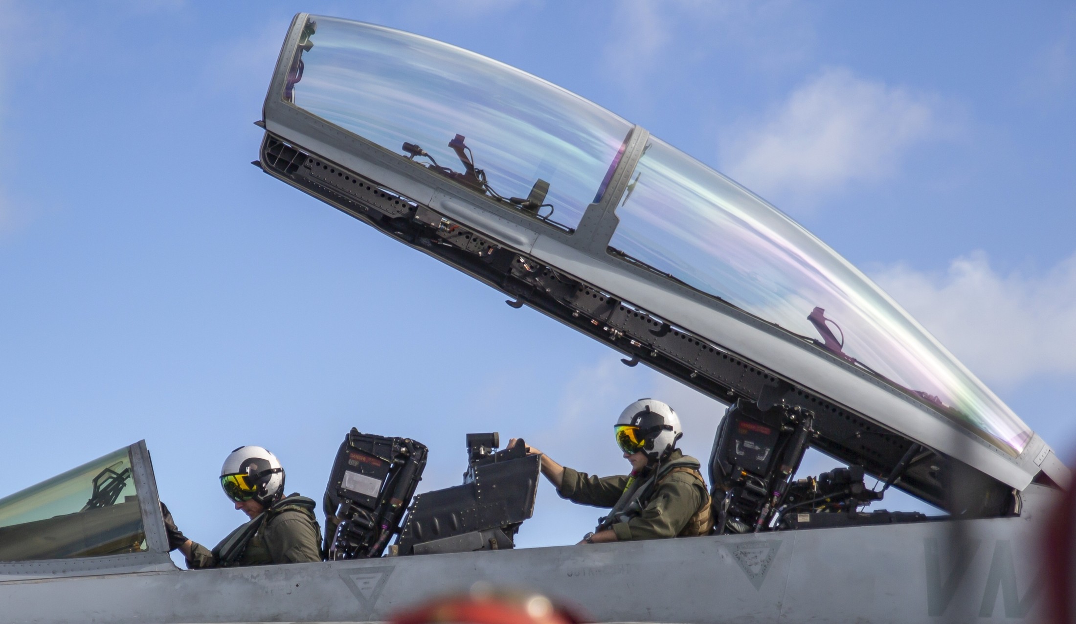 vmfa(aw)-242 bats marine all-weather fighter attack squadron usmc f/a-18d hornet 97 cockpit view