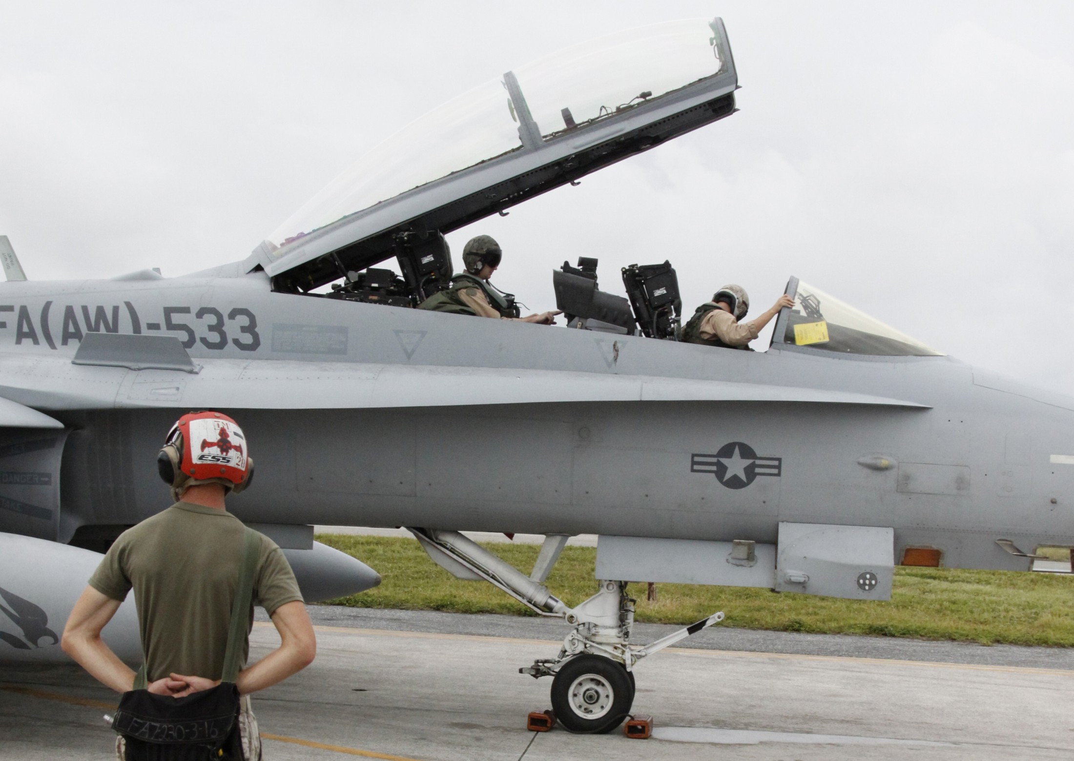 vmfa(aw)-533 hawks marine fighter attack squadron usmc f/a-18d hornet 12 kadena air base jasdf