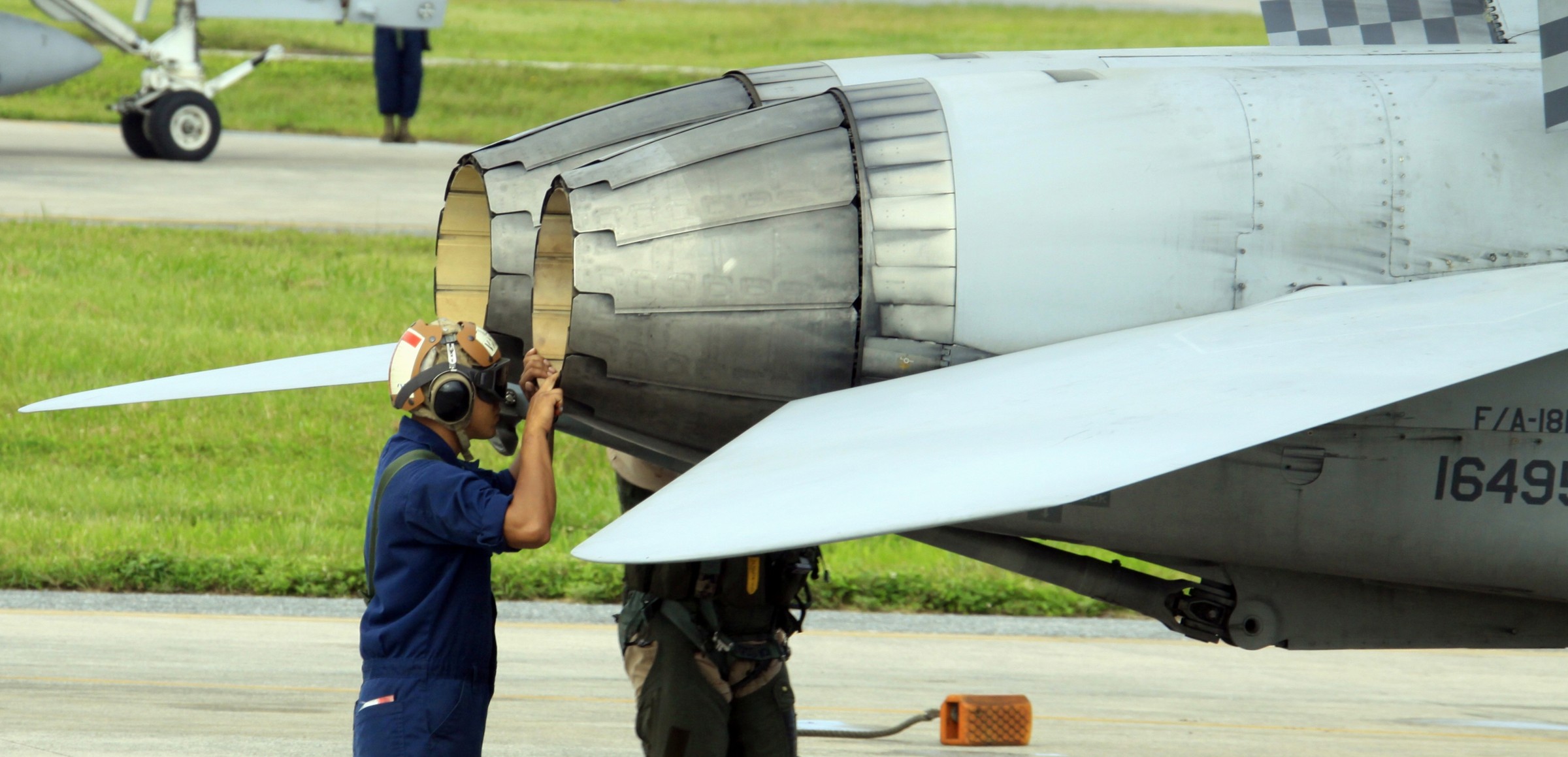 vmfa(aw)-533 hawks marine fighter attack squadron usmc f/a-18d hornet 14