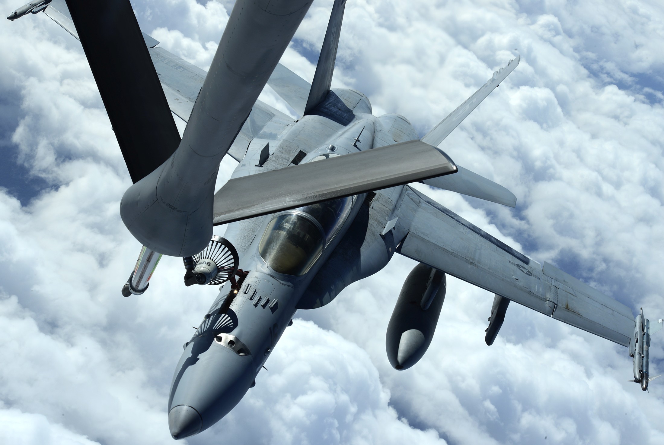 vmfa(aw)-533 hawks marine fighter attack squadron usmc f/a-18d hornet 28 refueling okinawa