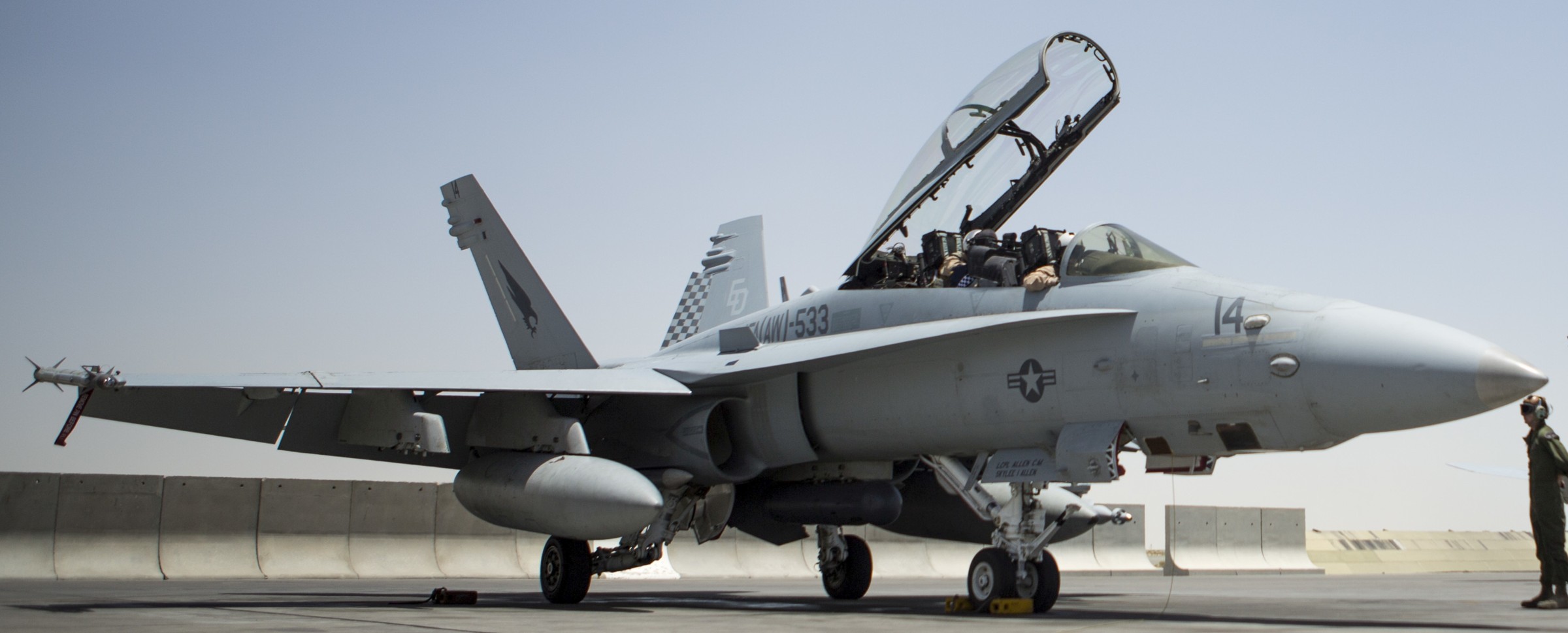 vmfa(aw)-533 hawks marine fighter attack squadron usmc f/a-18d hornet 33