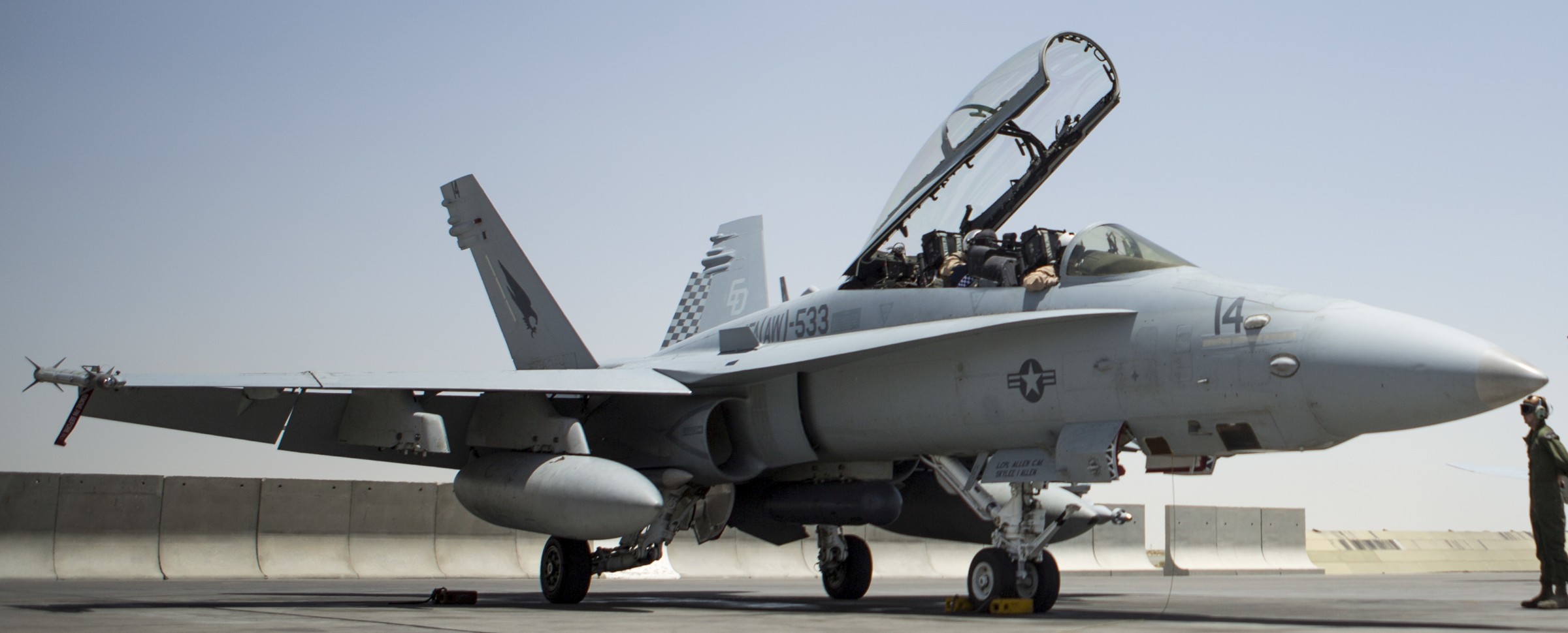 vmfa(aw)-533 hawks marine fighter attack squadron usmc f/a-18d hornet 33