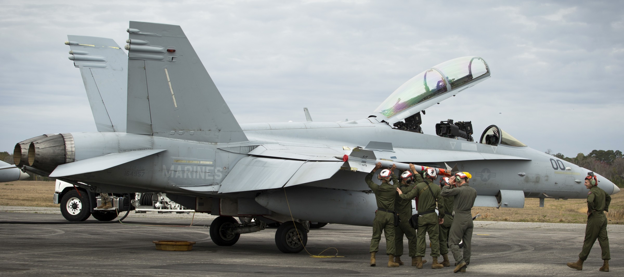 vmfa(aw)-533 hawks marine fighter attack squadron usmc f/a-18d hornet 77 aim-9 sidewinder sam missile