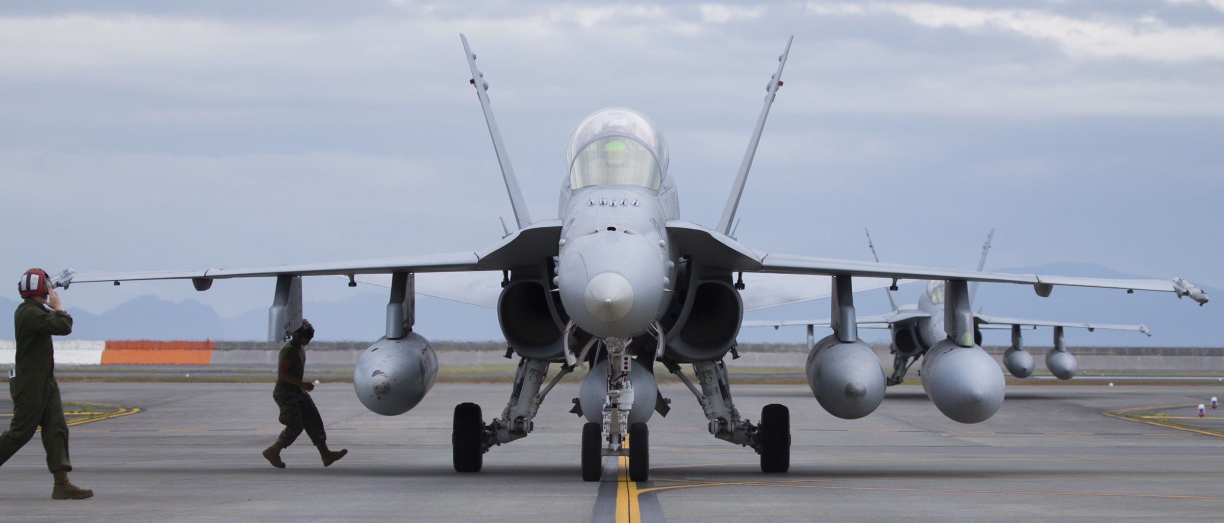 vmfa(aw)-533 hawks marine fighter attack squadron usmc f/a-18d hornet 83 iwakuni japan