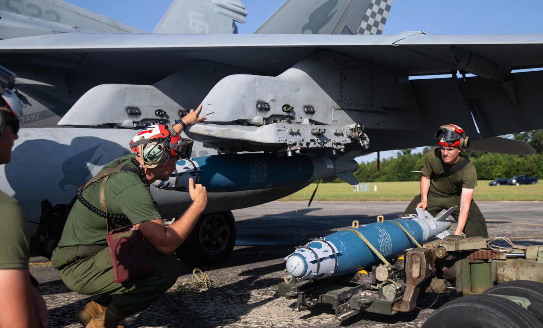 vmfa(aw)-533 hawks marine fighter attack squadron usmc f/a-18d hornet 88 bomb loading mcas beaufort