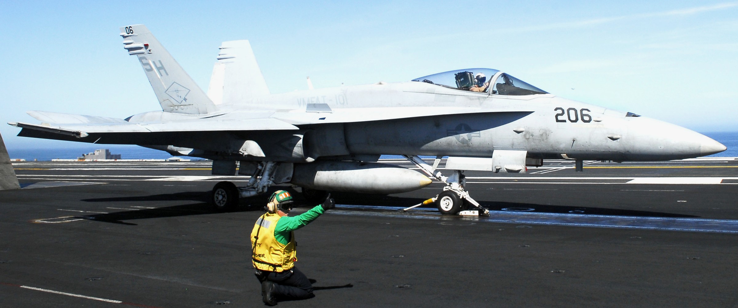 vmfat-101 sharpshooters marine fighter attack training squadron f/a-18c hornet 11