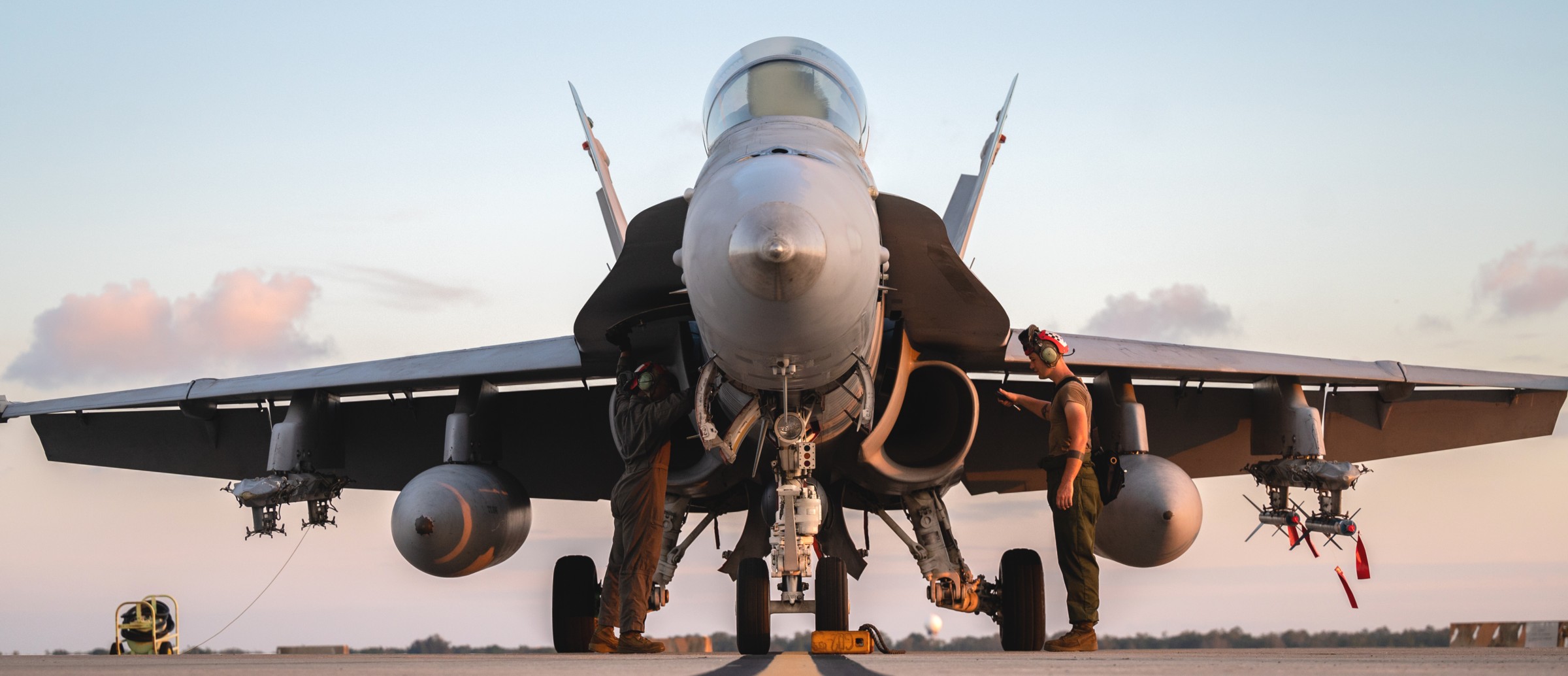 vmfat-101 sharpshooters marine fighter attack training squadron f/a-18d hornet macdill afb florida 122
