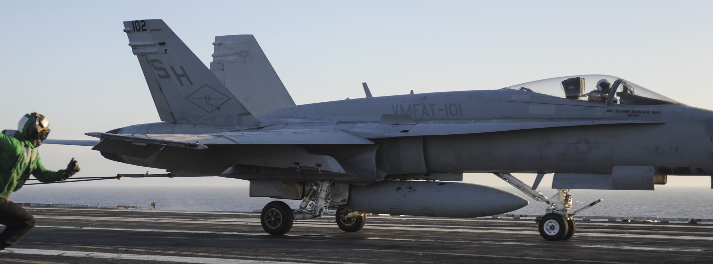 vmfat-101 sharpshooters marine fighter attack training squadron f/a-18a hornet 25