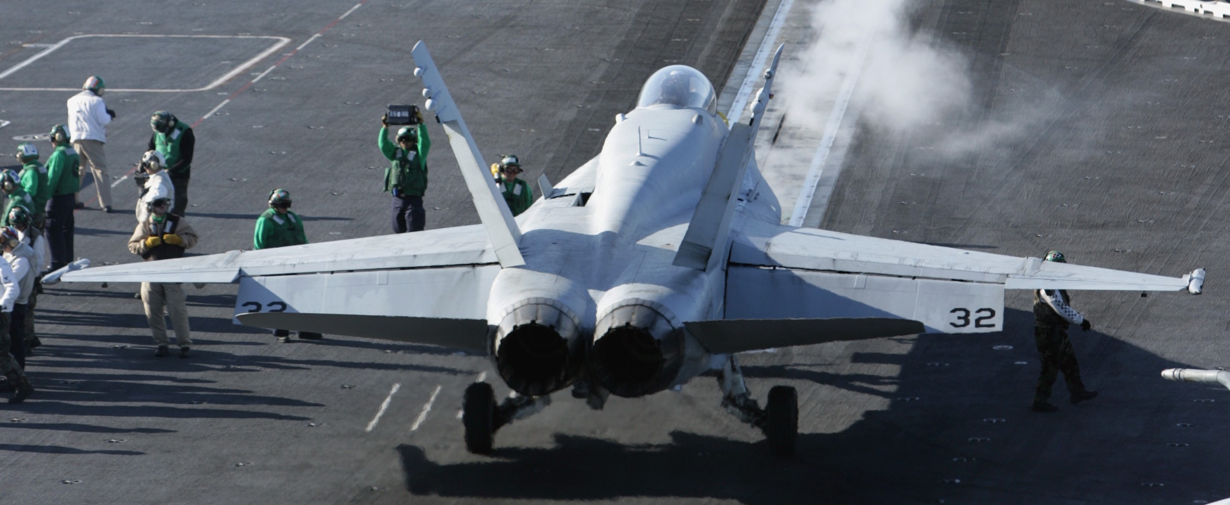 vmfat-101 sharpshooters marine fighter attack training squadron f/a-18c hornet 32