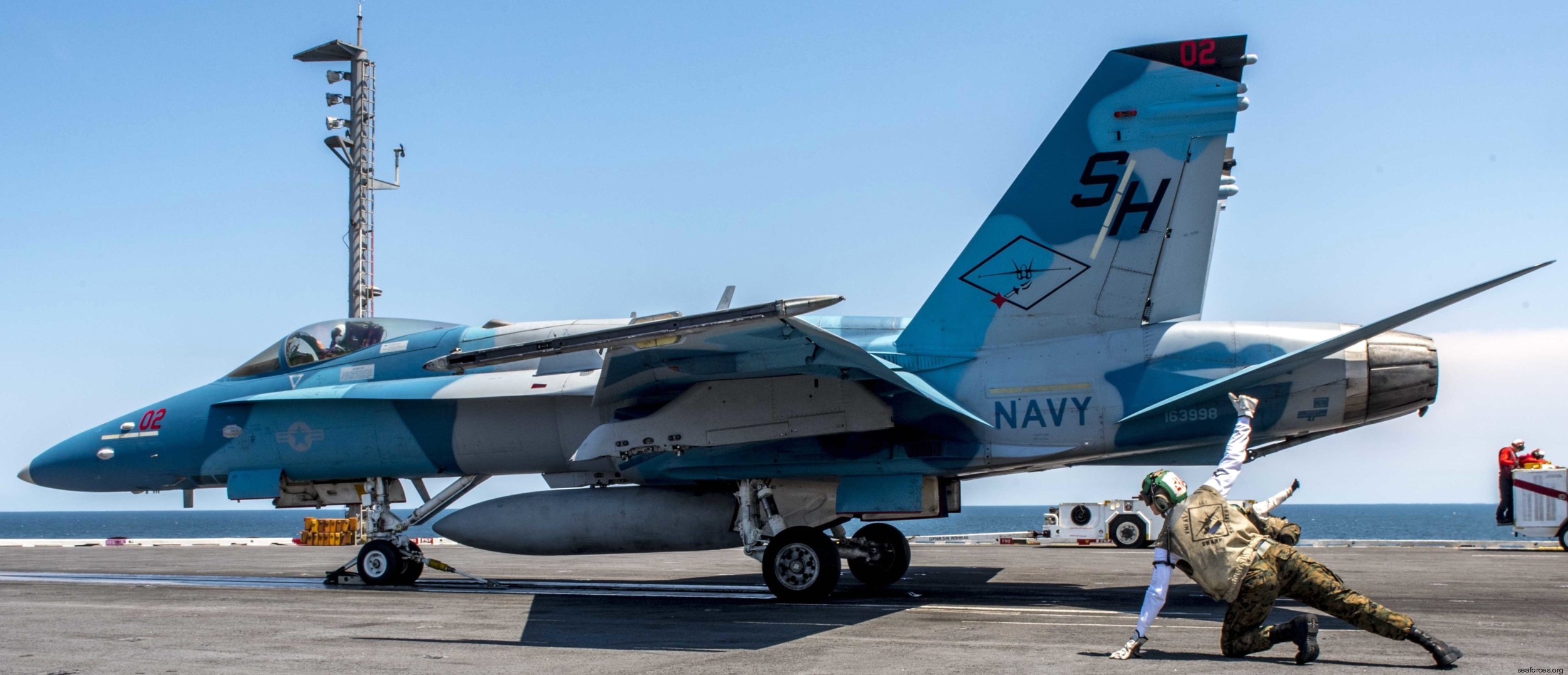 vmfat-101 sharpshooters marine fighter attack training squadron f/a-18c hornet 45