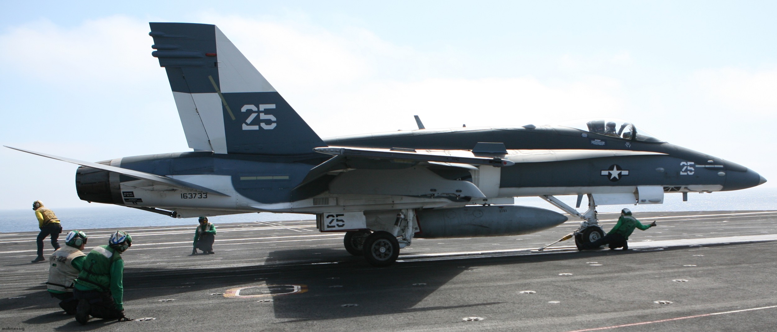 vmfat-101 sharpshooters marine fighter attack training squadron f/a-18c hornet 68