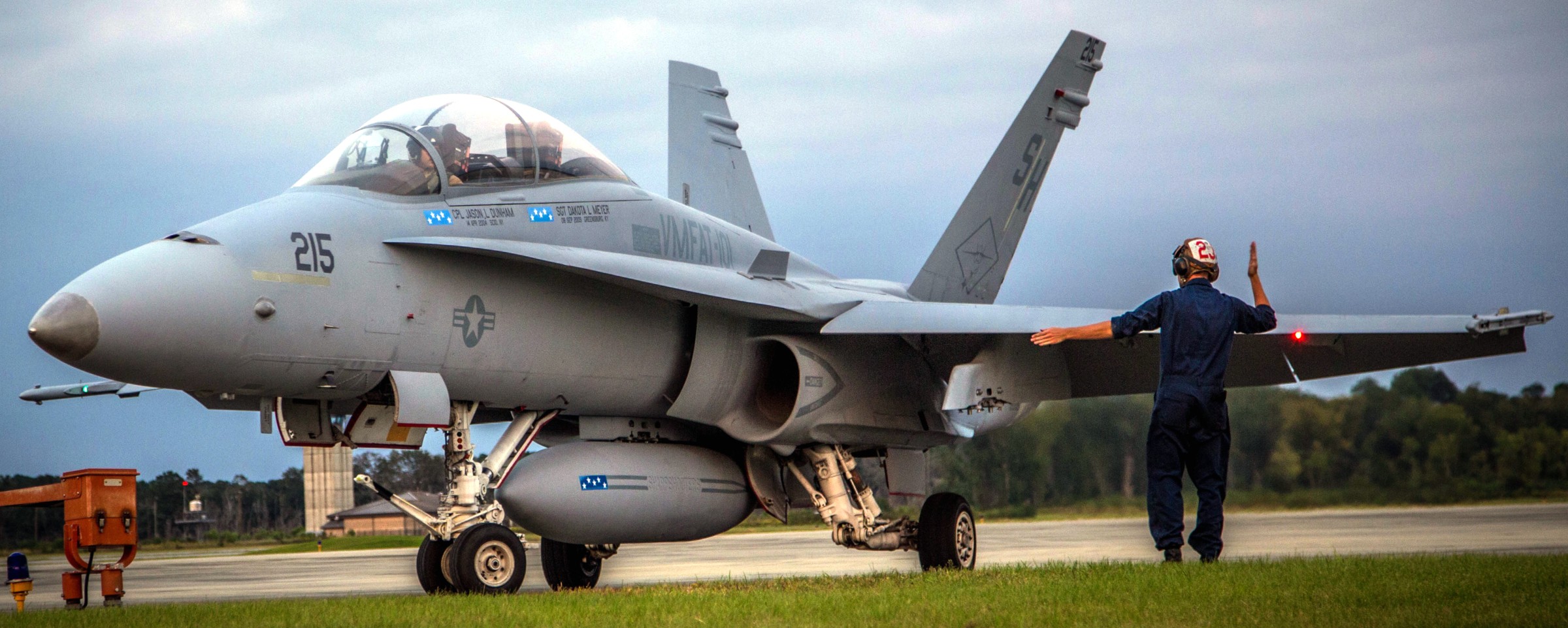 vmfat-101 sharpshooters marine fighter attack training squadron f/a-18b hornet 79