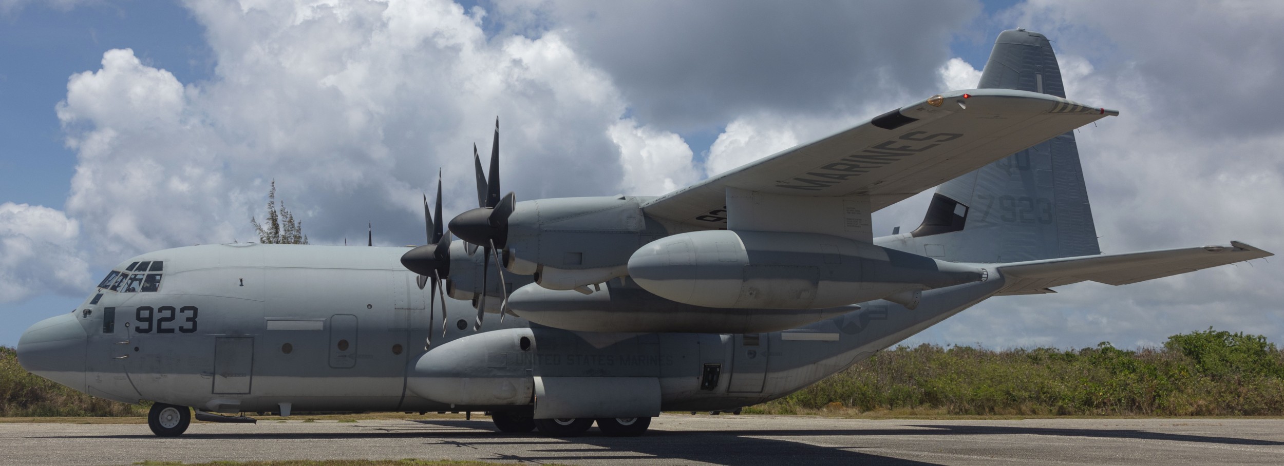 公式通販サイトセール VMGR-152 Sumos Marine Aerial Refueler Transport Squadron OutdoorDécor