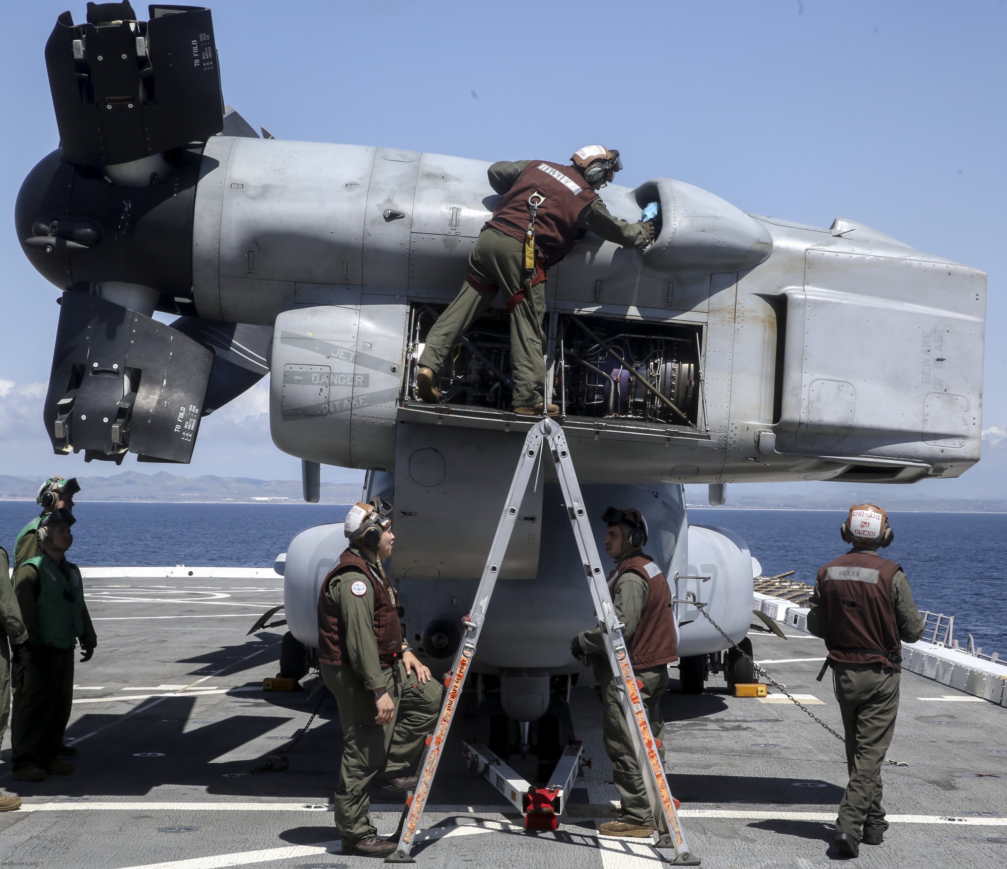 vmm-161 greyhawks mv-22b osprey marine medium tiltrotor squadron usmc 93 engine maintenance