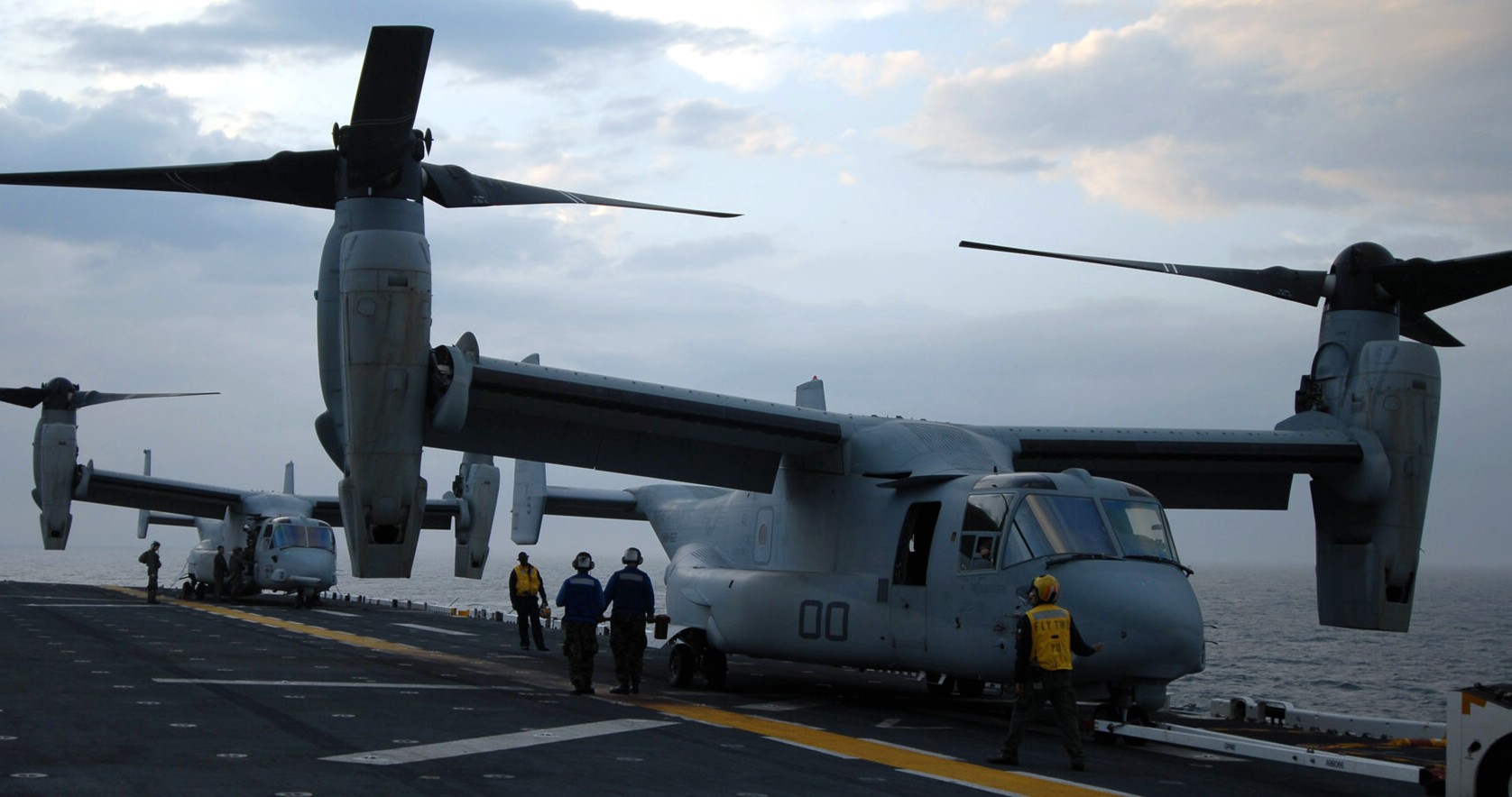 vmm-162 golden eagles mv-22b osprey uss kearsarge lhd-2 2007 06