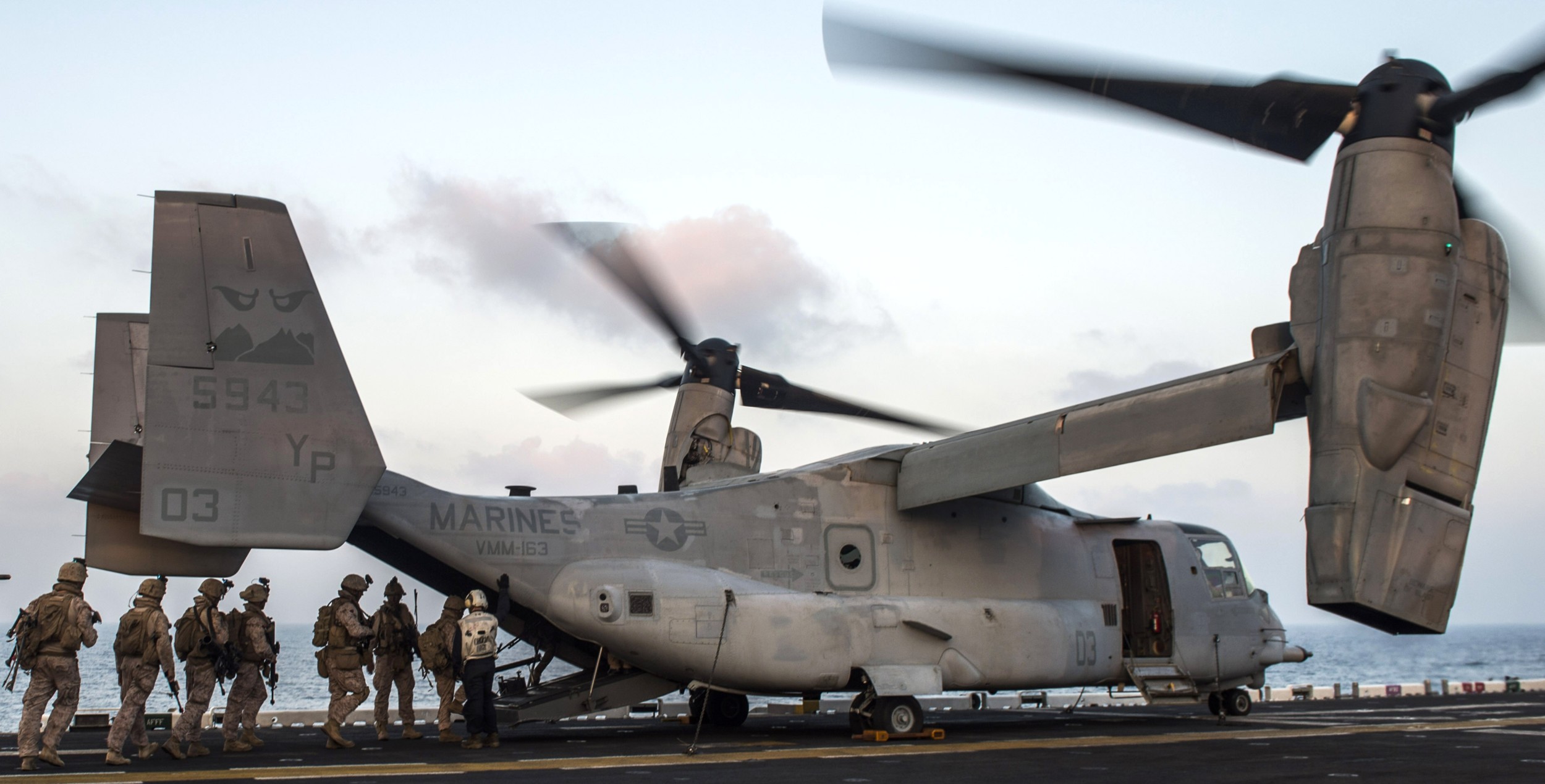 marine medium tiltrotor squadron vmm-163 evil eyes mv-22b osprey uss makin island lhd-8 2016 32