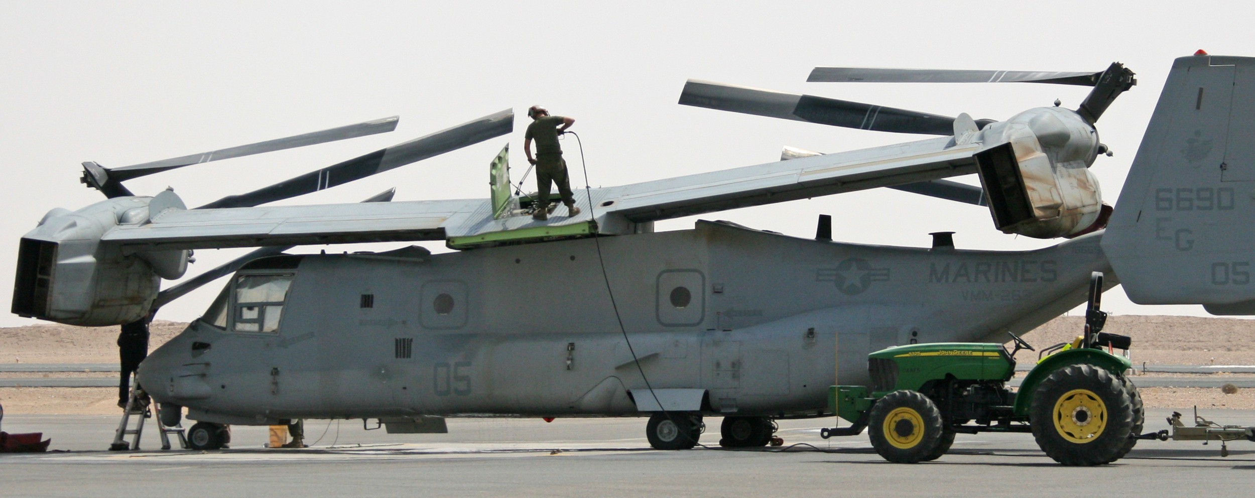 marine medium tiltrotor squadron vmm-263 thunder chickens mv-22b osprey udairi army airfield kuwait 2009 107