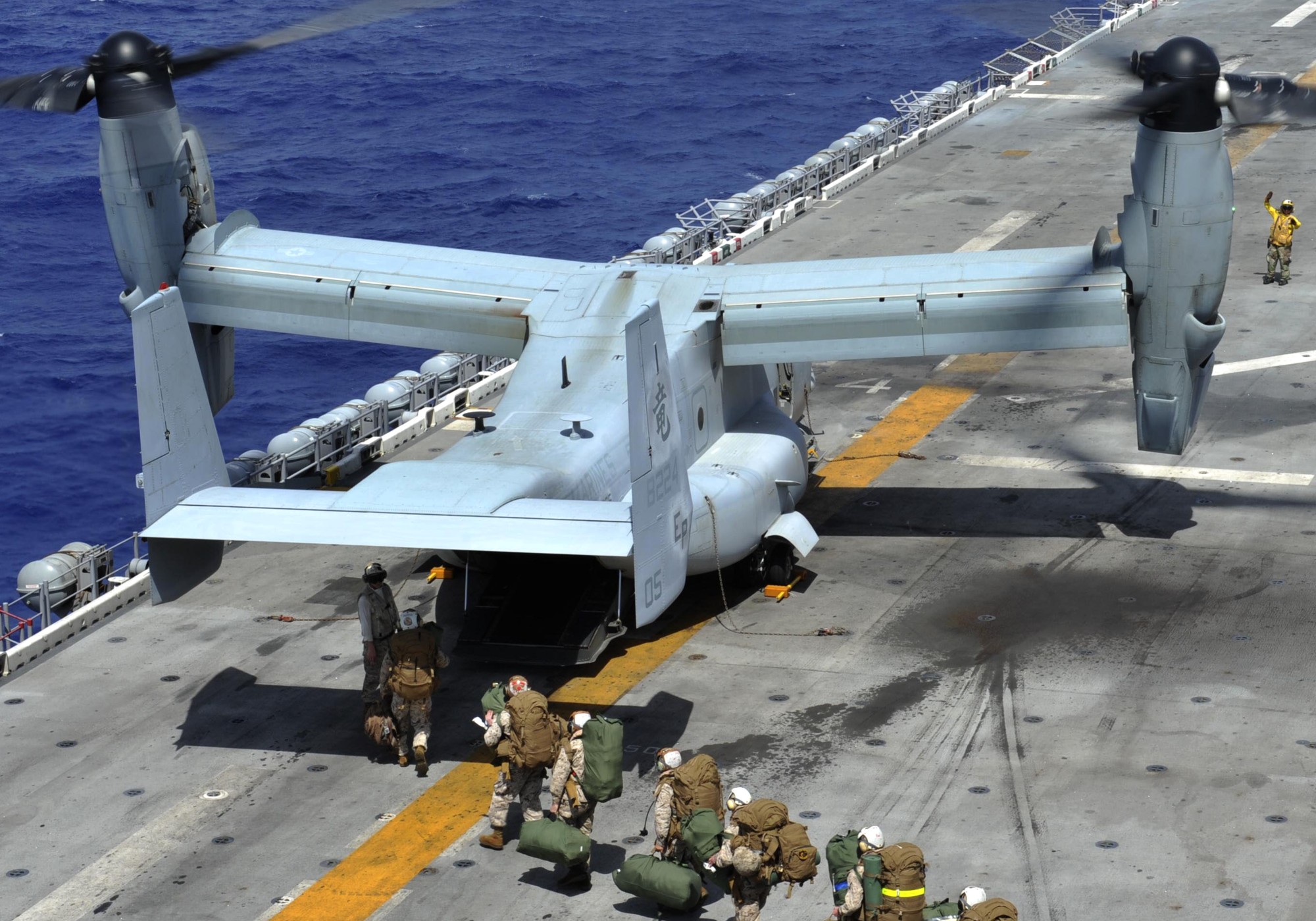 vmm-265 dragons mv-22b osprey uss bonhomme richard lhd-6 2013 24