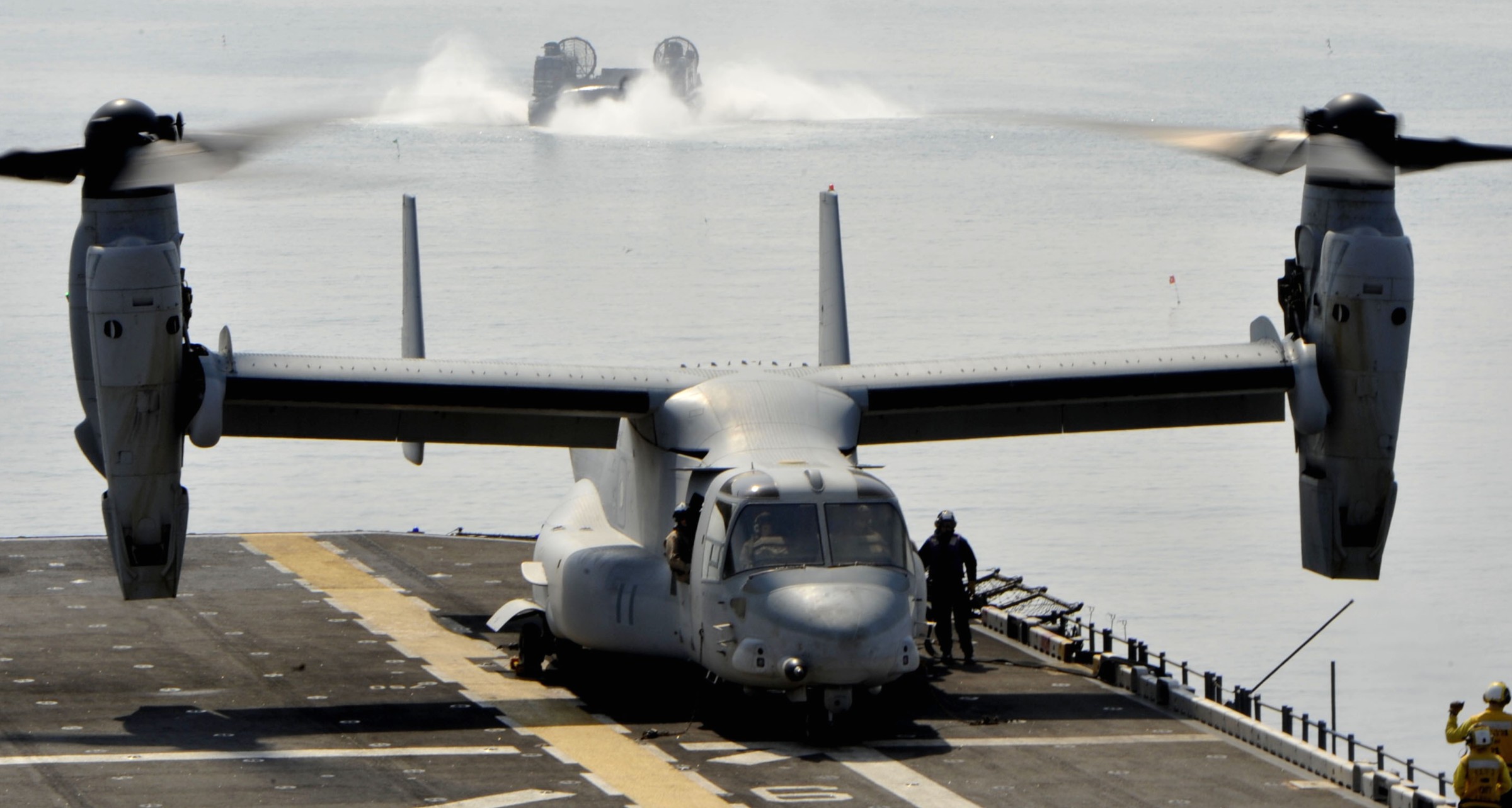 vmm-265 dragons mv-22b osprey uss bonhomme richard lhd-6 2014 32