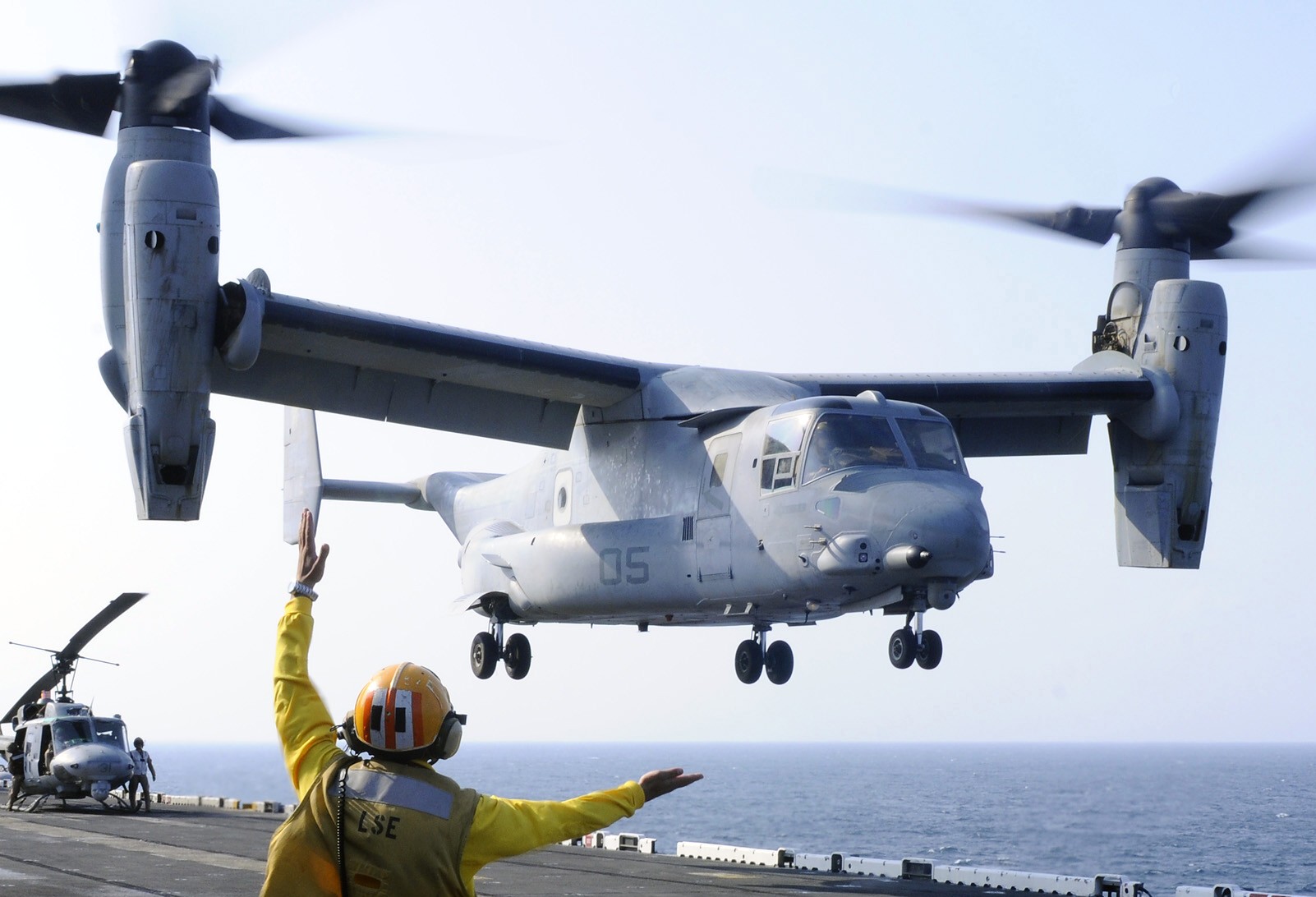 vmm-266 fighting griffins mv-22b osprey uss kearsarge lhd-3 2010 04