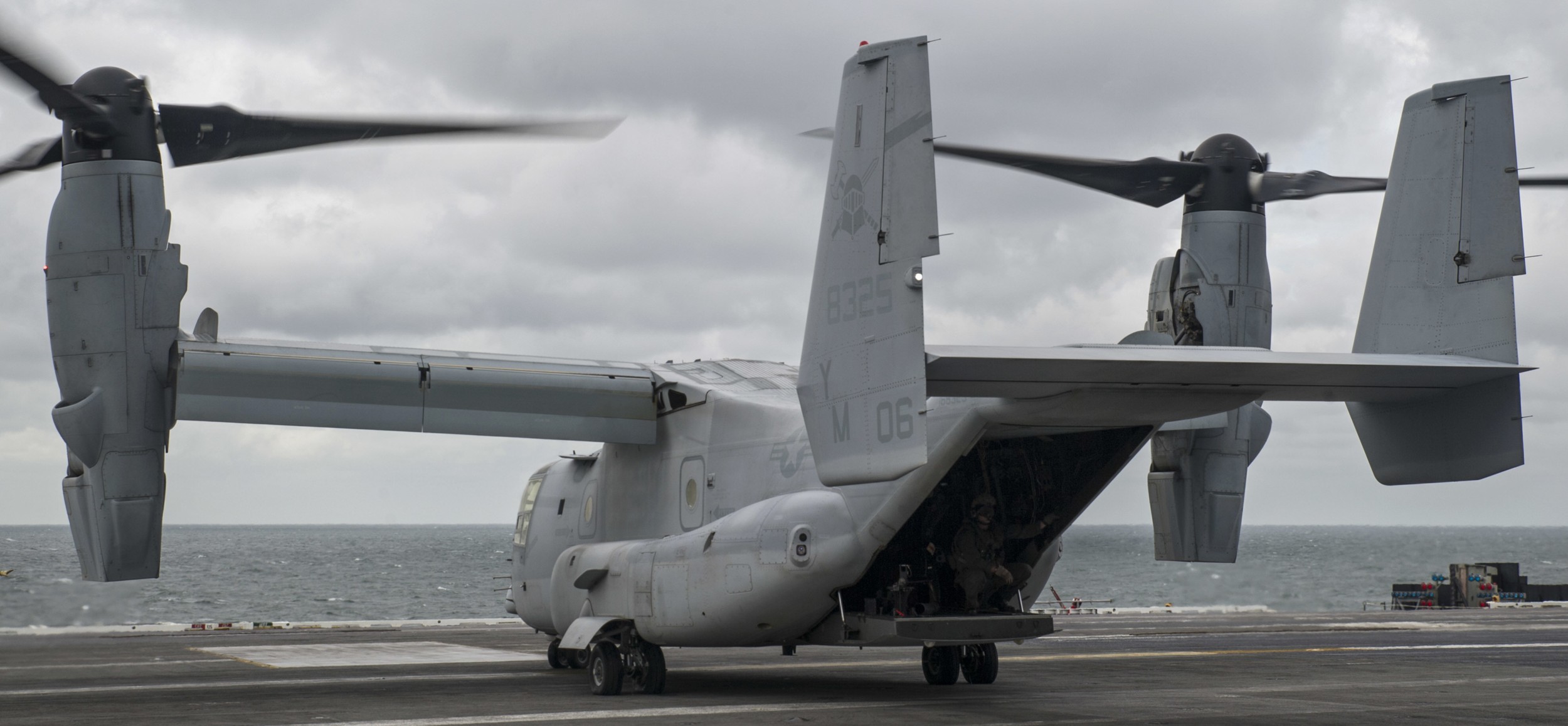 vmm-365 blue knights mv-22b osprey uss george washington cvn-73 2016 72