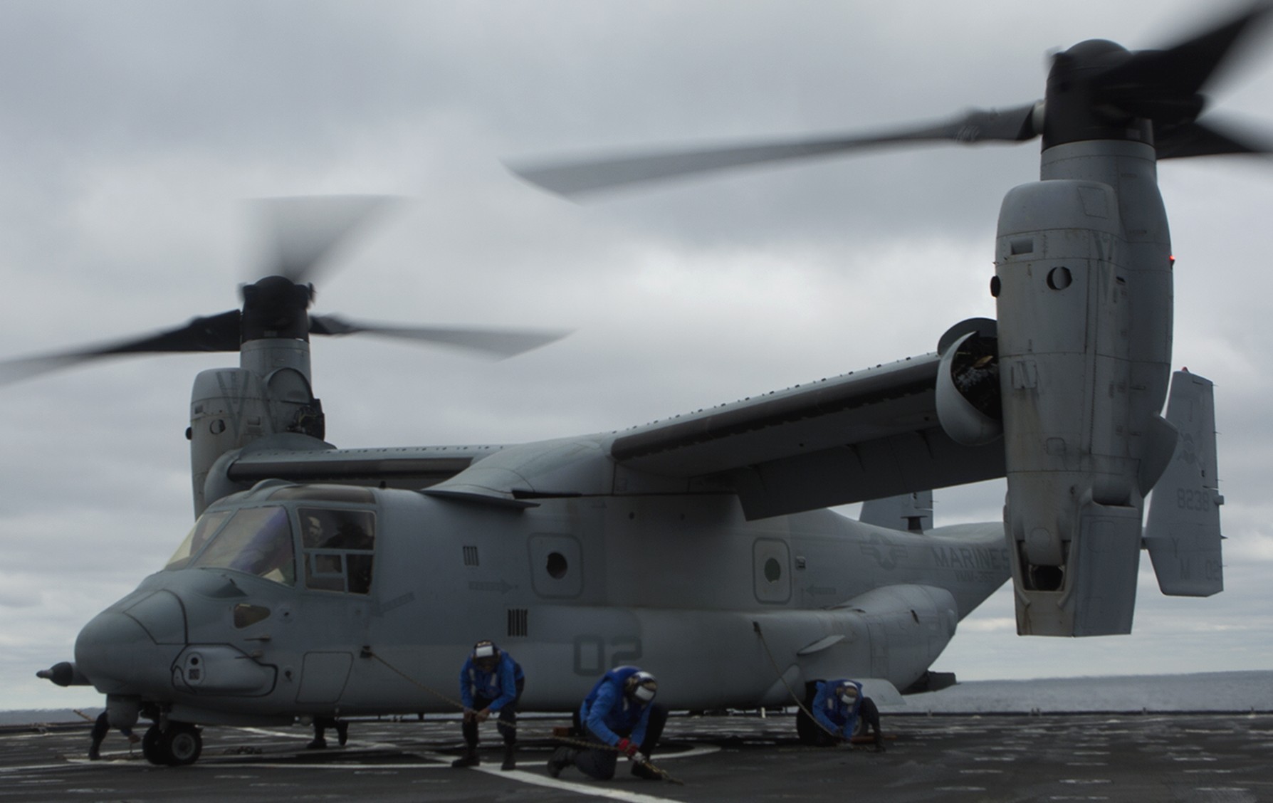 marine medium tiltrotor squadron vmm-365 blue knights mv-22b osprey uss carter hall lsd-50 2016 86
