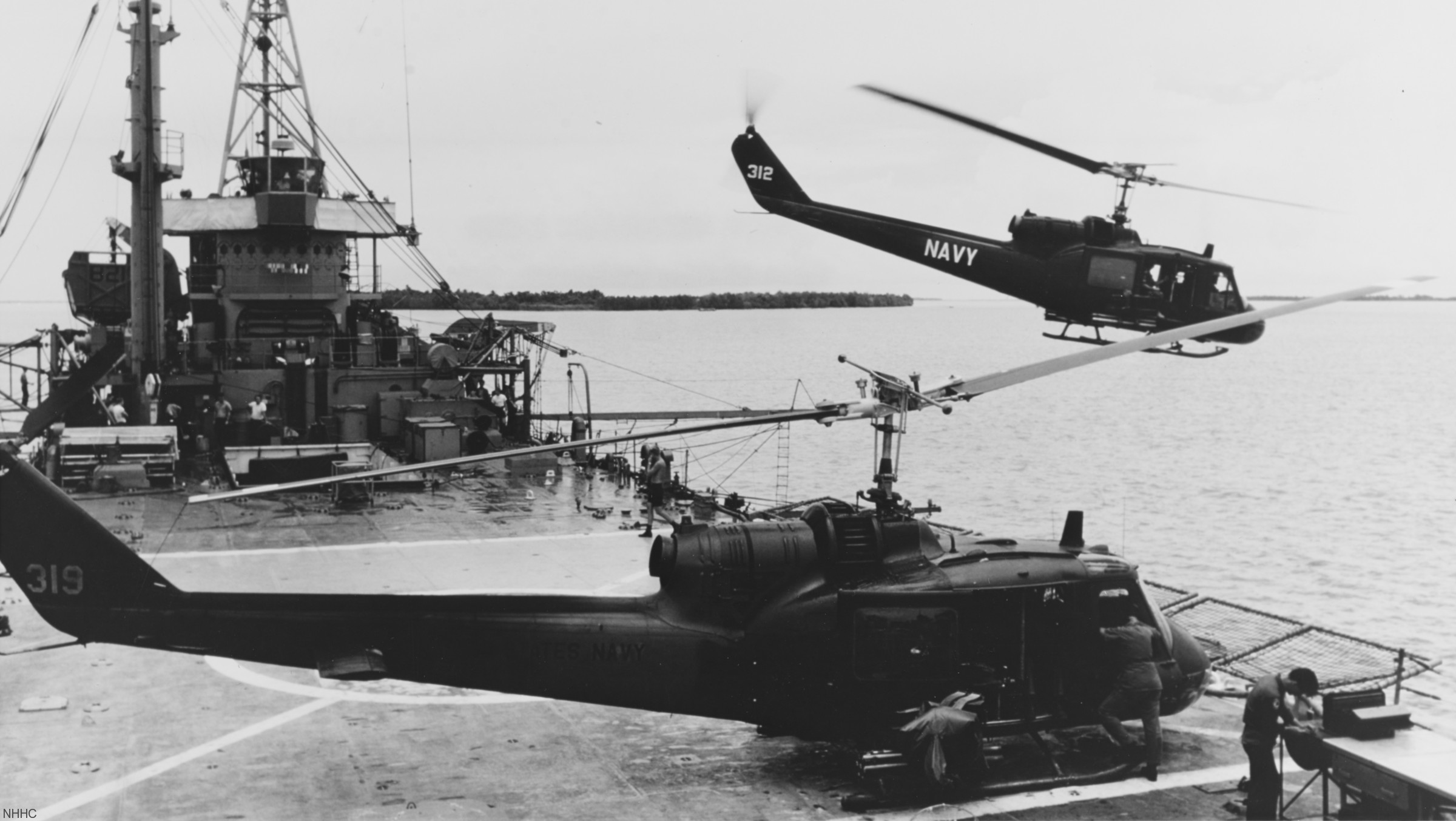 hal-3 seawolves helicopter attack squadron light us navy uh-1 huey 19 uss harnett county lst-821