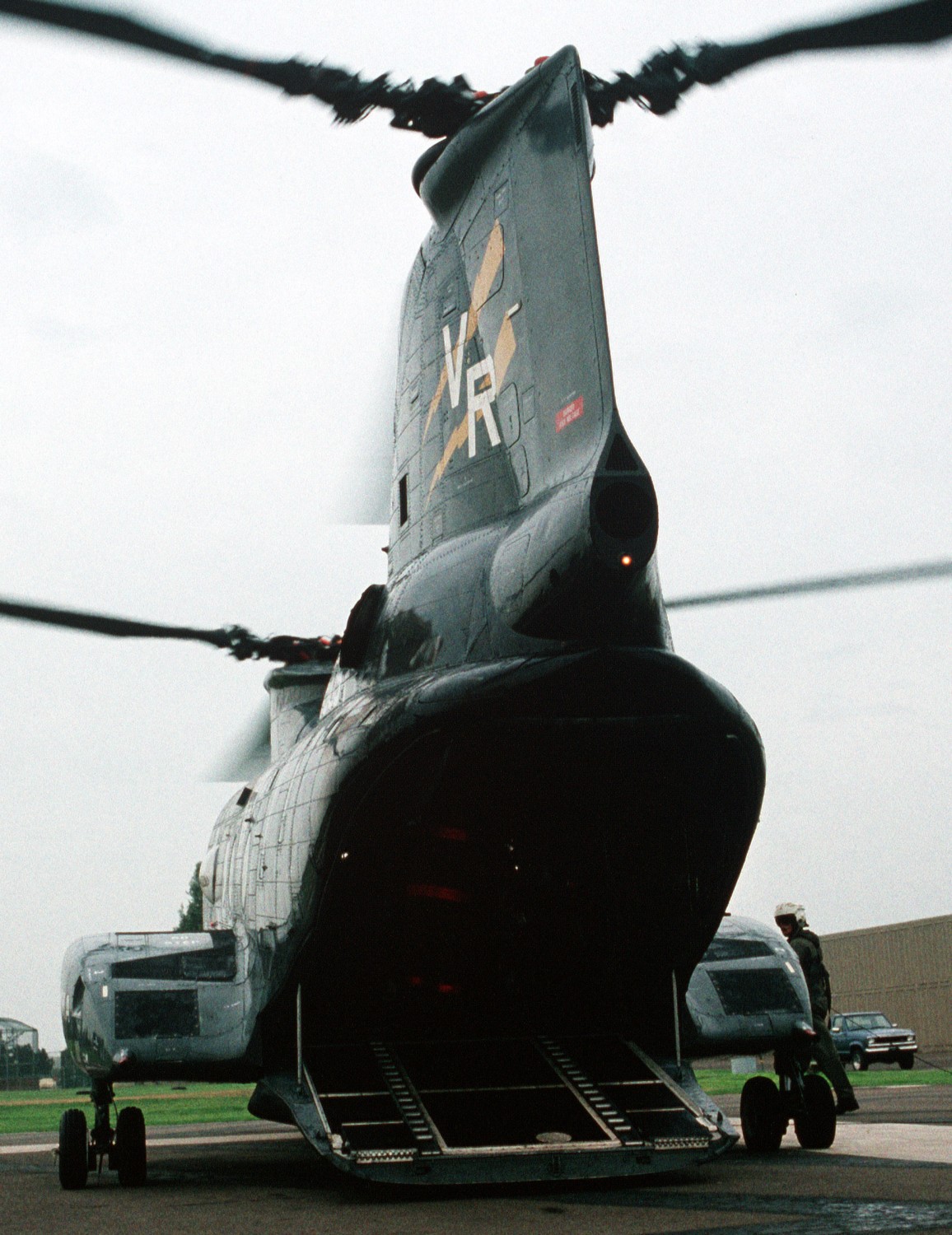 hc-11 gunbearers helicopter combat support squadron navy ch-46 sea knight 89