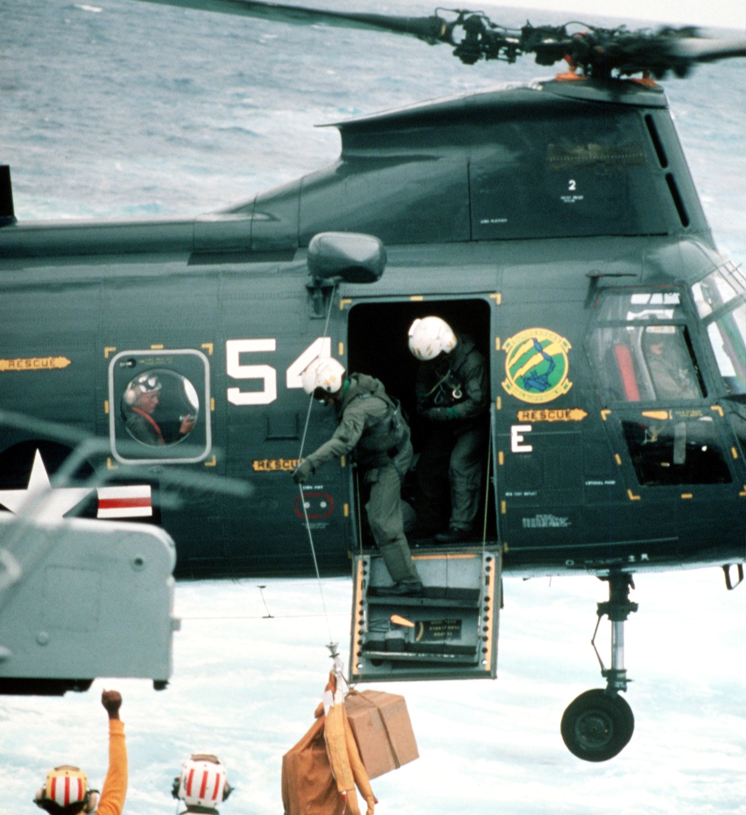 hc-11 gunbearers helicopter combat support squadron navy ch-46 sea knight 160