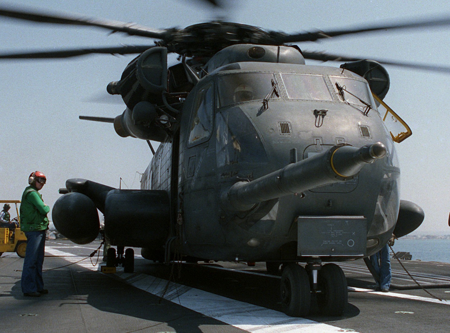 hc-4 black stallions helicopter combat support squadron ch-53e super stallion 39 uss kitty hawk cv-63