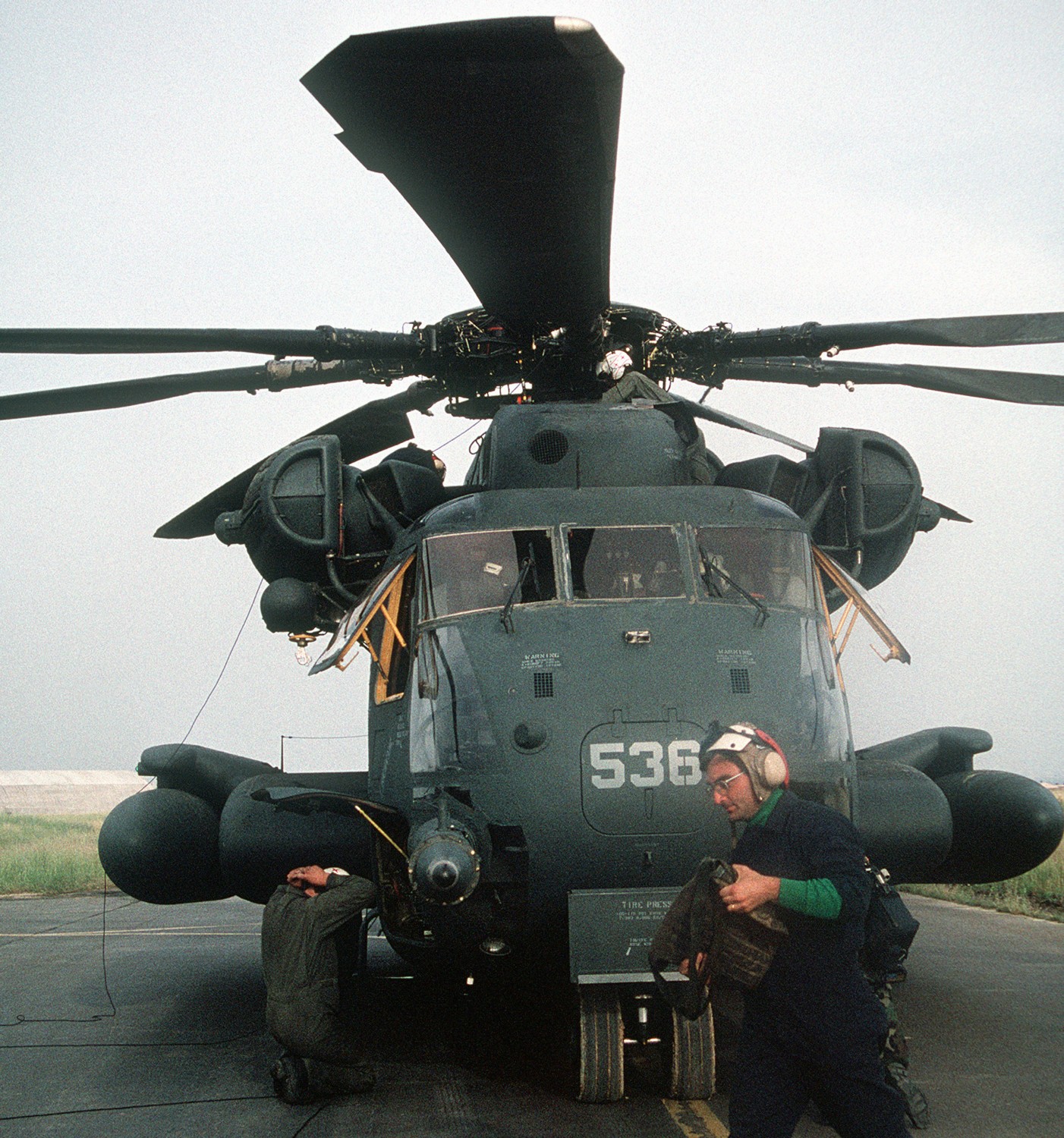 hc-4 black stallions helicopter combat support squadron ch-53e super stallion 45