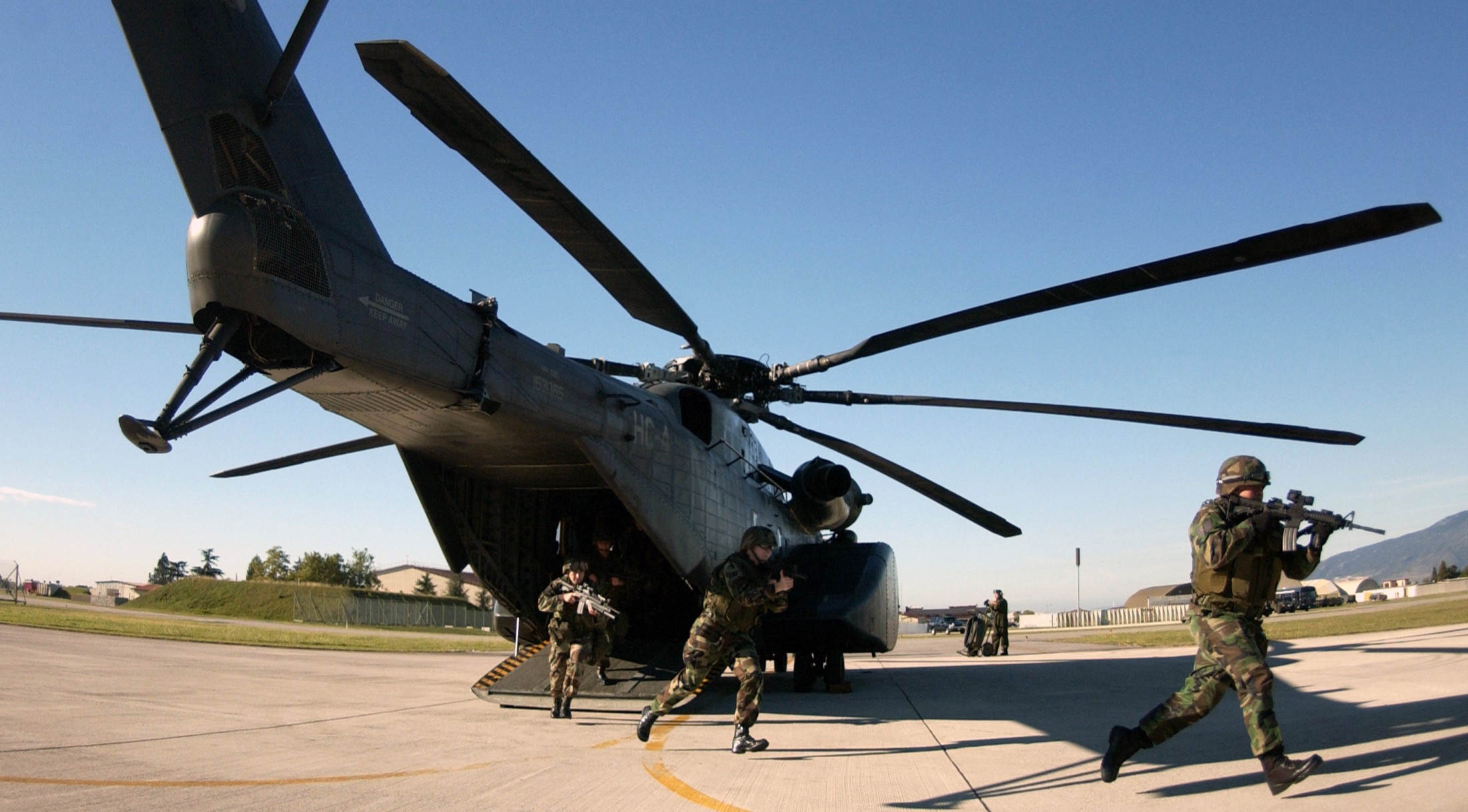 hc-4 black stallions helicopter combat support squadron mh-53e sea dragon 70