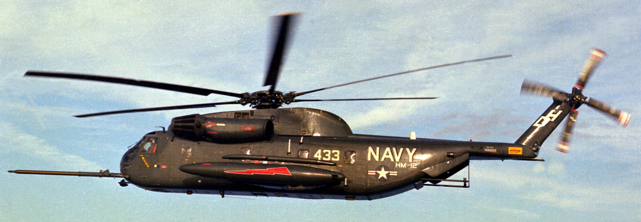hm-12 sea dragons helicopter mine countermeasures squadron navy rh-53d sea stallion 12