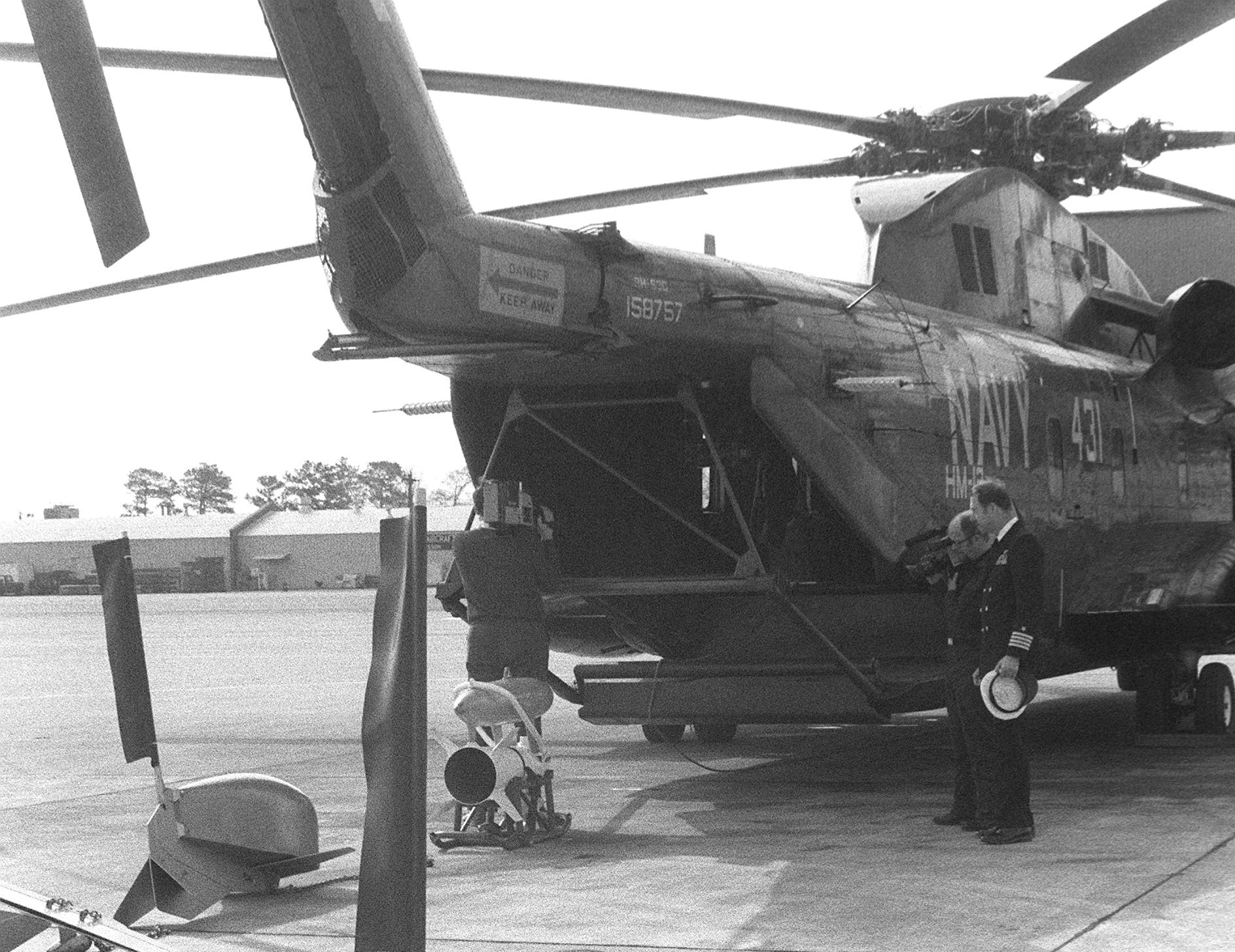 hm-12 sea dragons helicopter mine countermeasures squadron navy rh-53d sea stallion 18