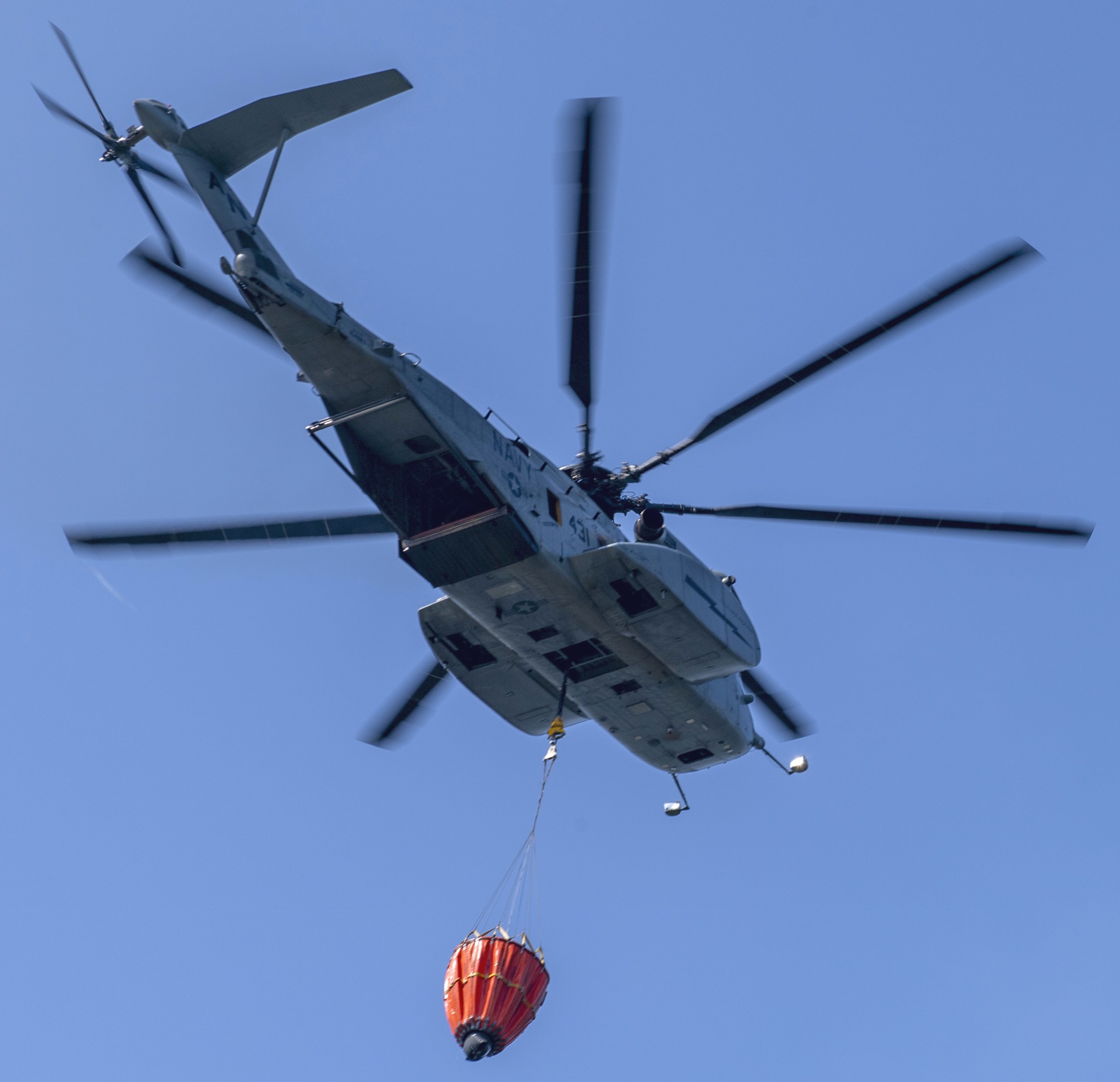 hm-12 sea dragons helicopter mine countermeasures squadron navy mh-53d bambi bucket 30