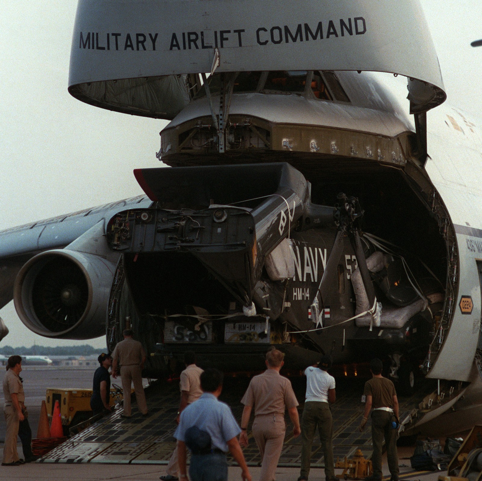 hm-14 vanguard helicopter mine countermeasures squadron navy rh-53d sea stallion 86