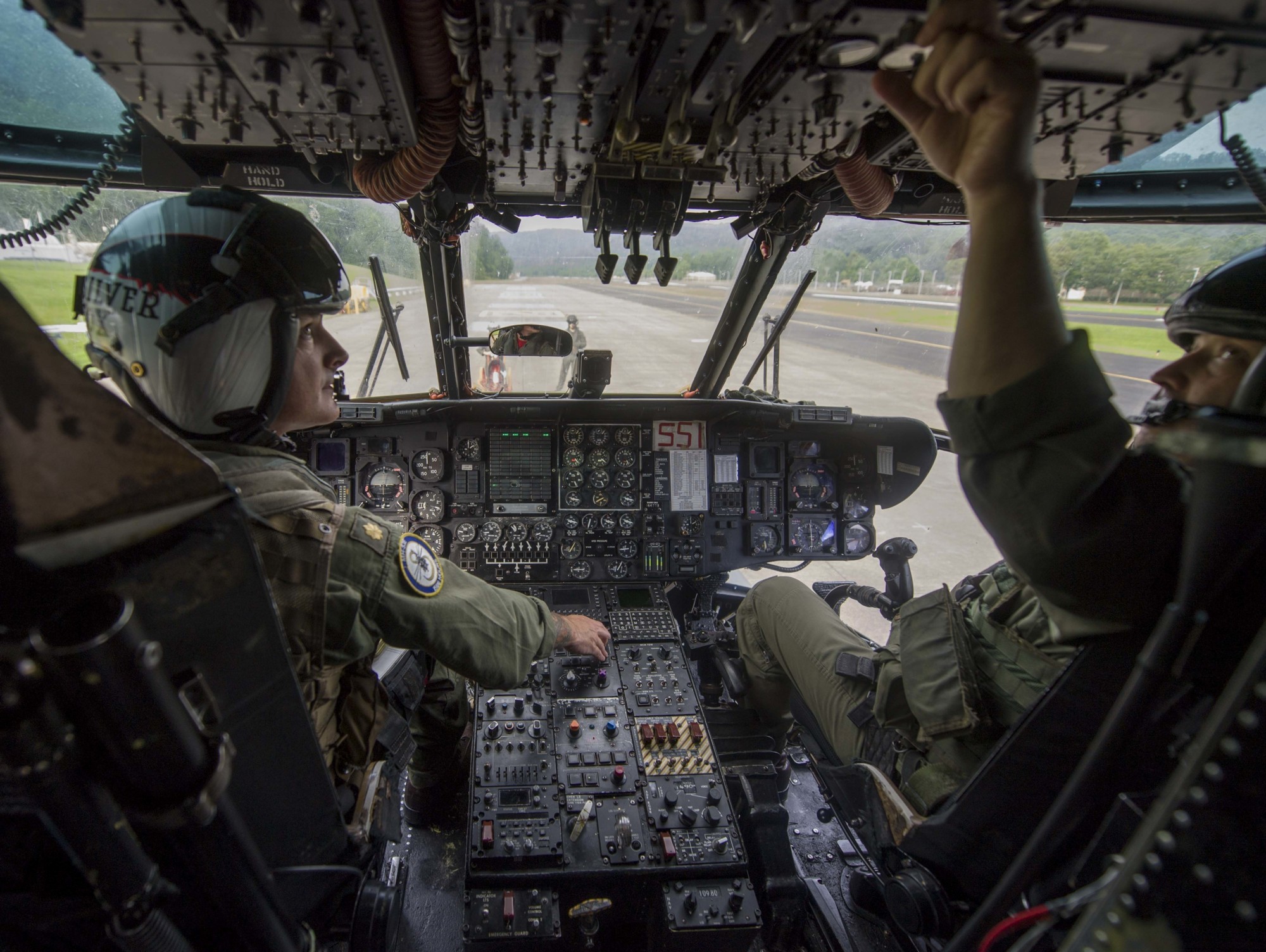 hm-14 vanguard helicopter mine countermeasures squadron navy mh-53e sea dragon 104 cockpit