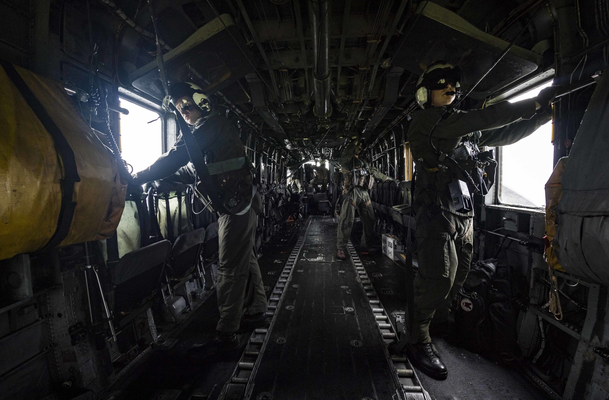 hm-14 vanguard helicopter mine countermeasures squadron navy mh-53e sea dragon 105 interieur