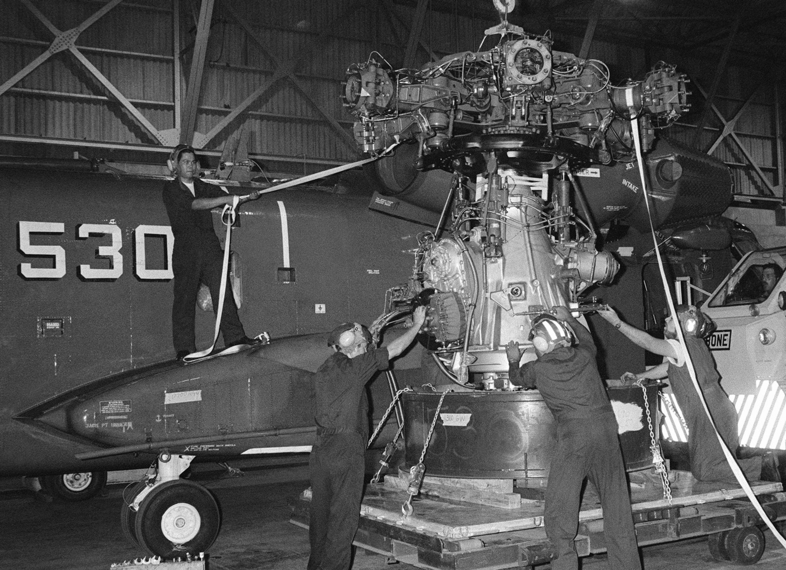 hm-14 vanguard helicopter mine countermeasures squadron navy rh-53d sea stallion 111