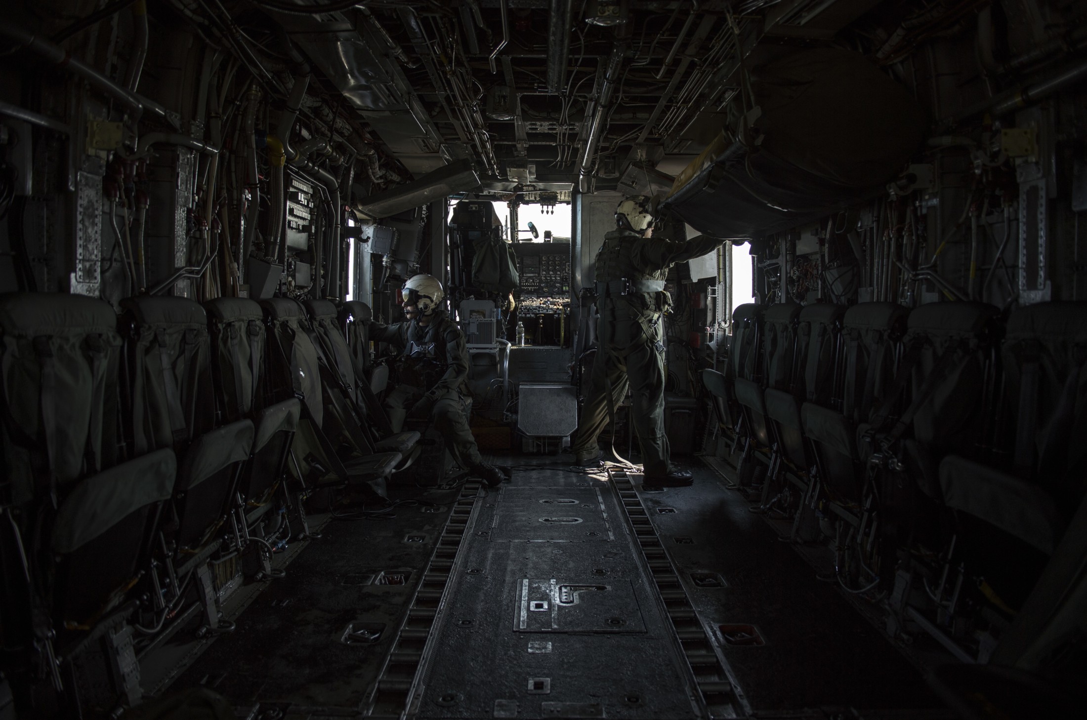 hm-14 vanguard helicopter mine countermeasures squadron navy mh-53e sea dragon 139 interieur