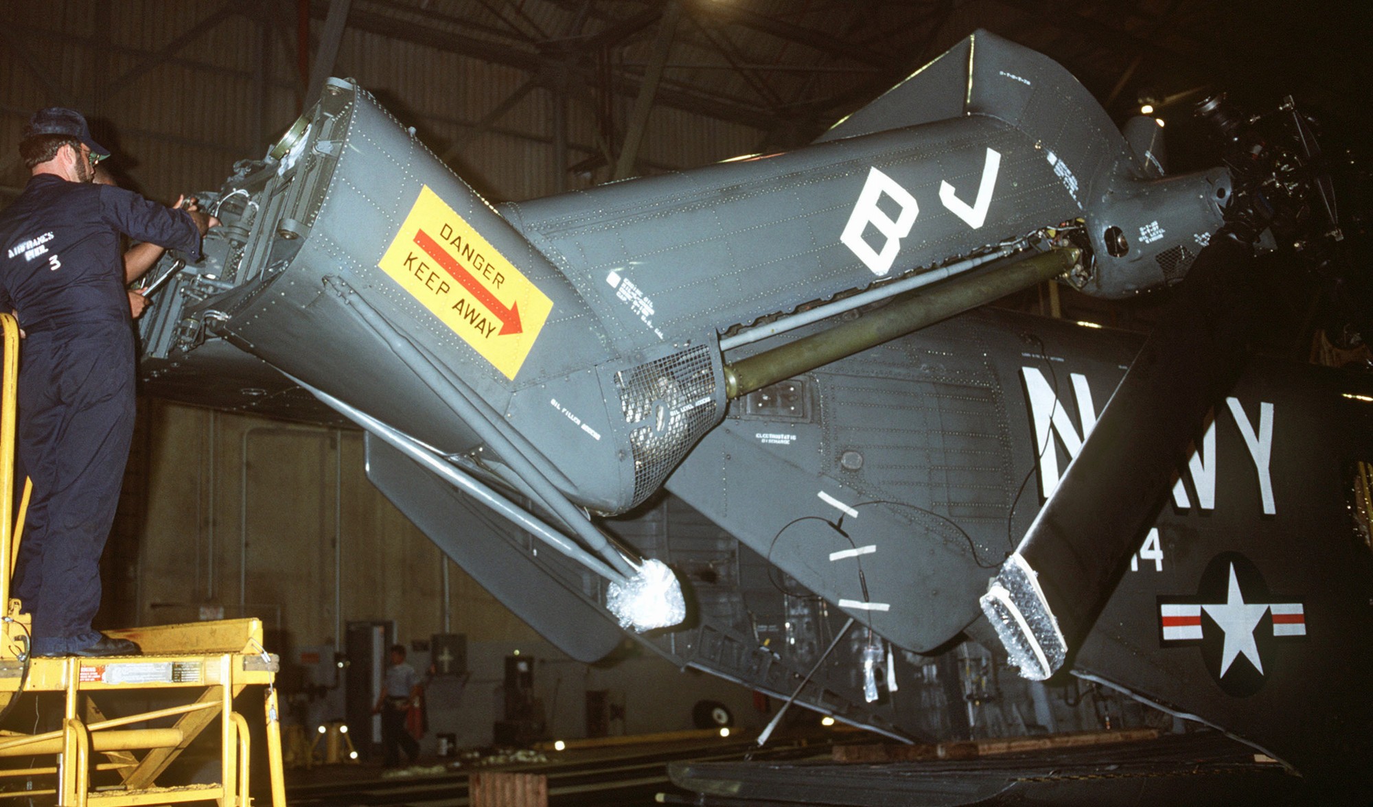 hm-14 vanguard helicopter mine countermeasures squadron navy rh-53d sea stallion 162