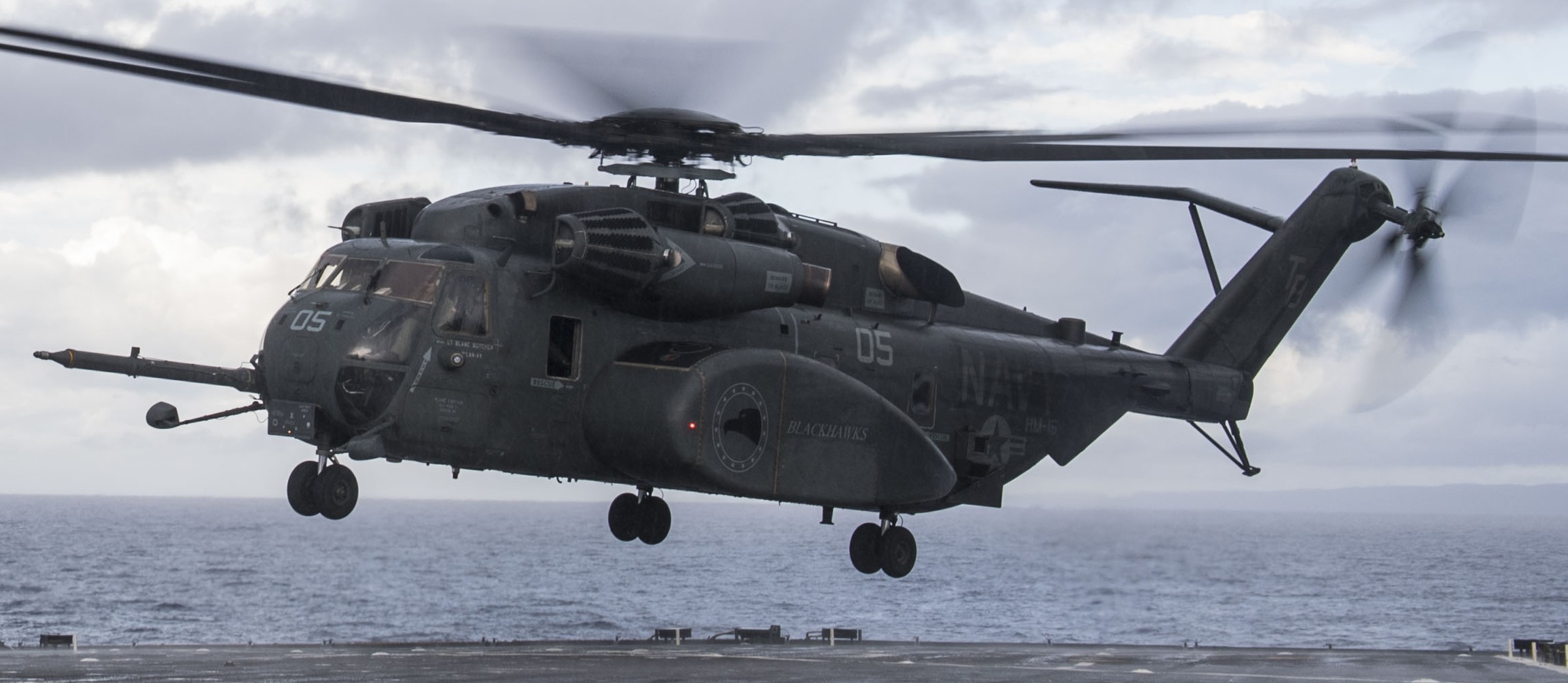 hm-15 blackhawks helicopter mine countermeasures squadron navy mh-53e sea dragon 09 uss oak hill lsd-51