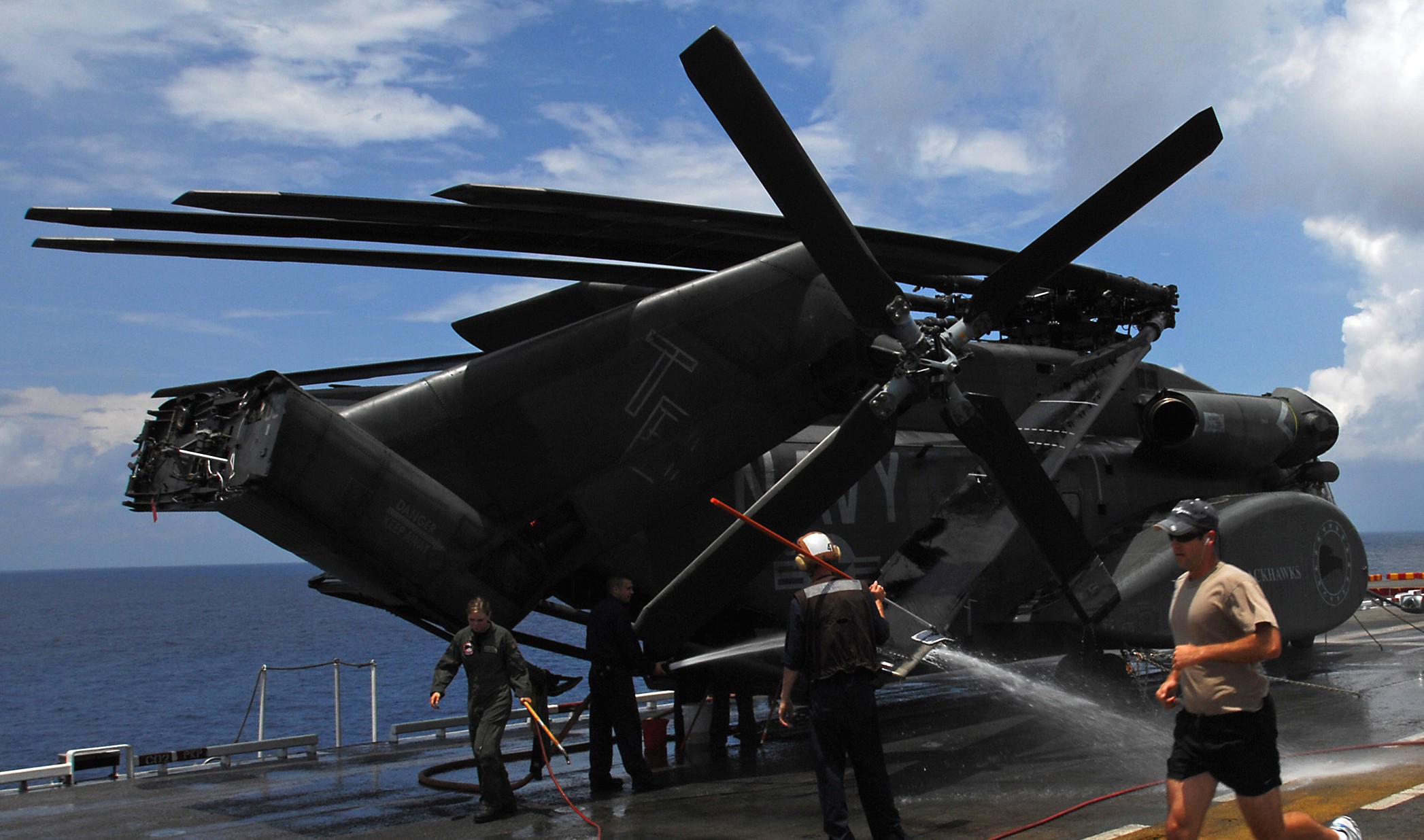 hm-15 blackhawks helicopter mine countermeasures squadron navy mh-53e sea dragon 70 uss tarawa lha-1