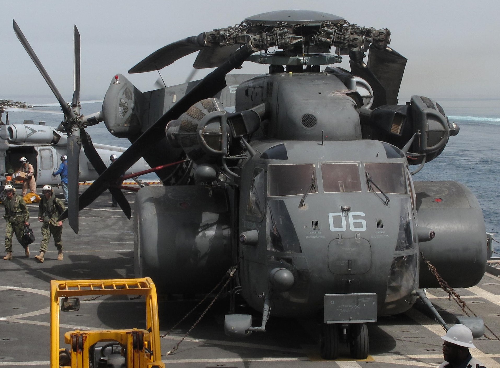 hm-15 blackhawks helicopter mine countermeasures squadron navy mh-53e sea dragon 124