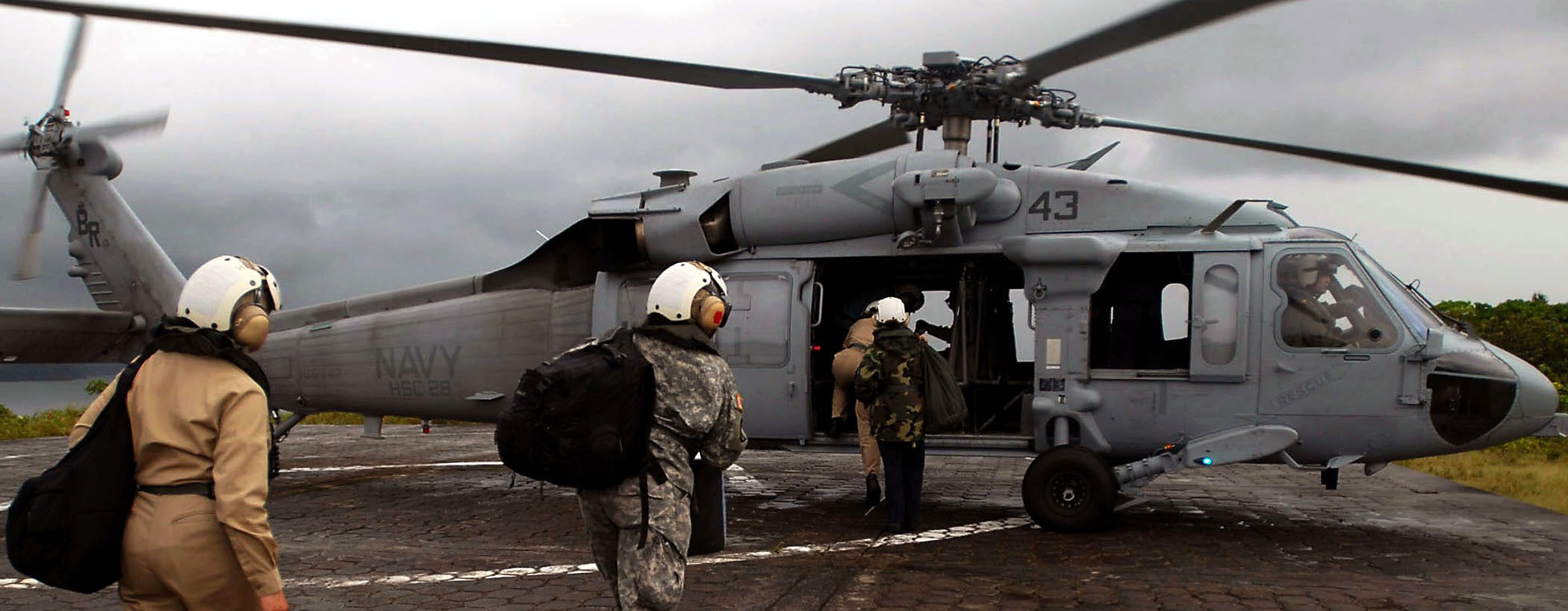 hsc-28 dragon whales helicopter sea combat squadron mh-60s seahawk us navy 135 colombia