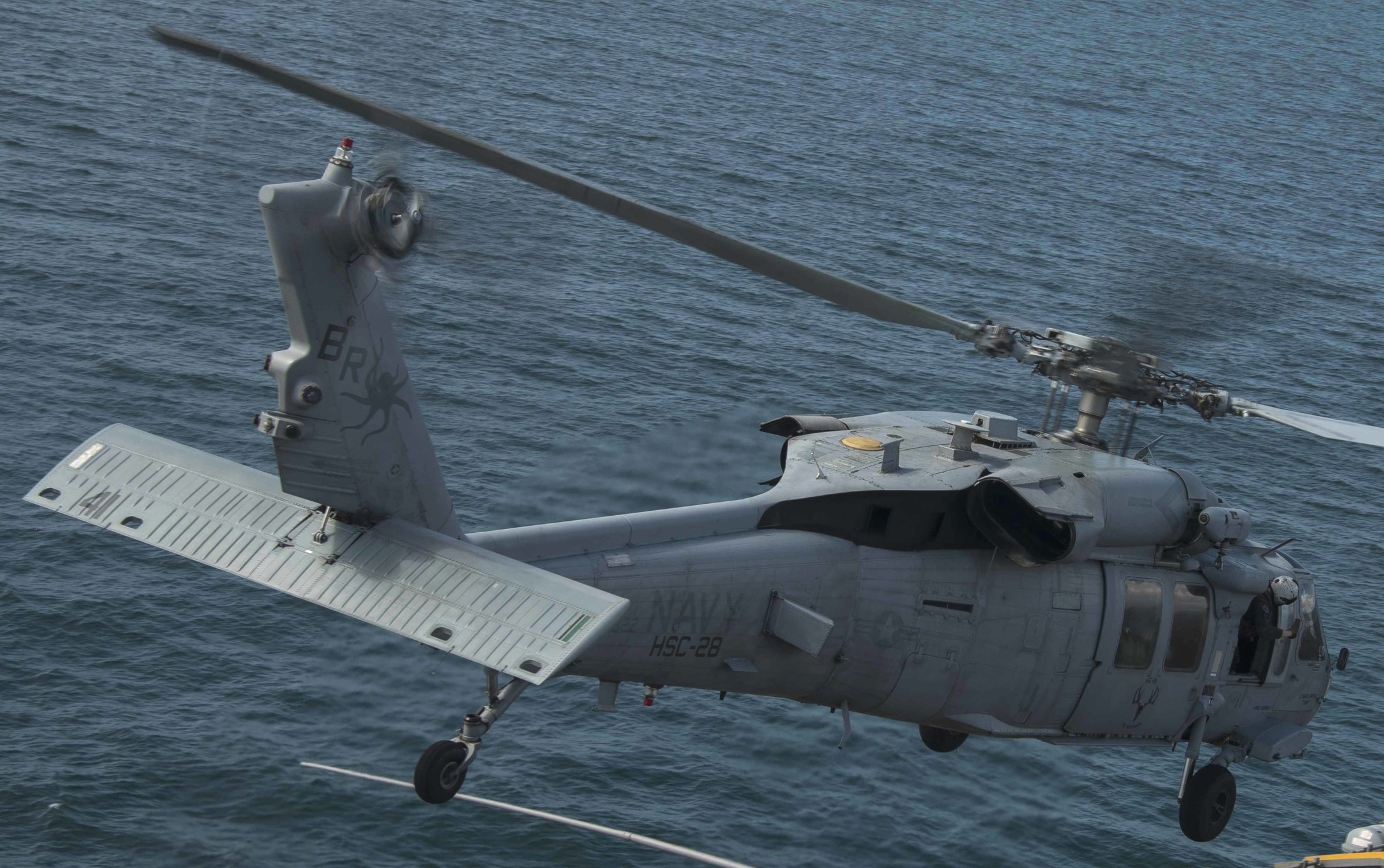 hsc-28 dragon whales helicopter sea combat squadron mh-60s seahawk us navy 199 uss iwo jima lhd-7