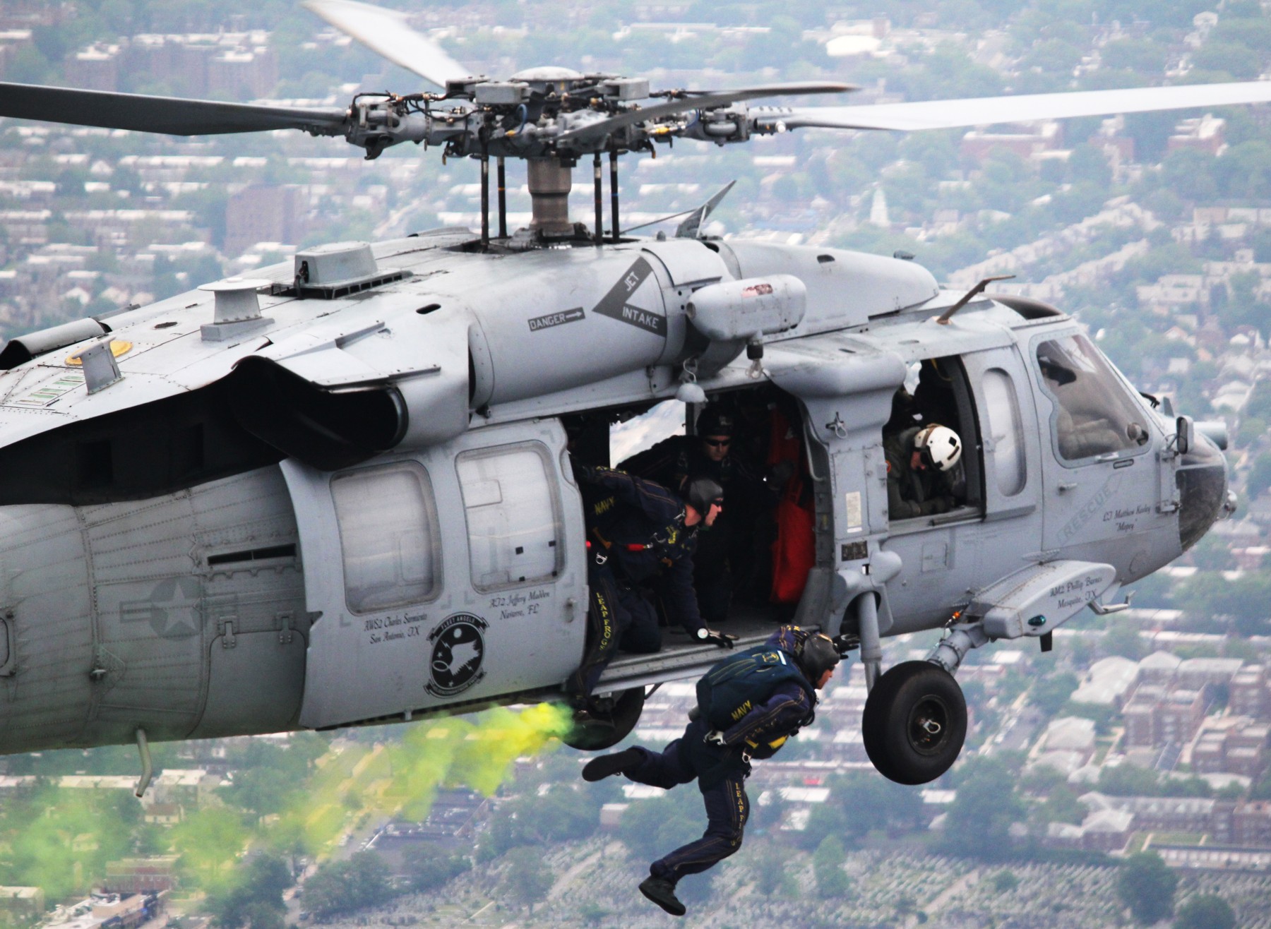 hsc-2 fleet angels helicopter sea combat squadron mh-60s seahawk us navy 2016 06 parachute team leap frogs new york