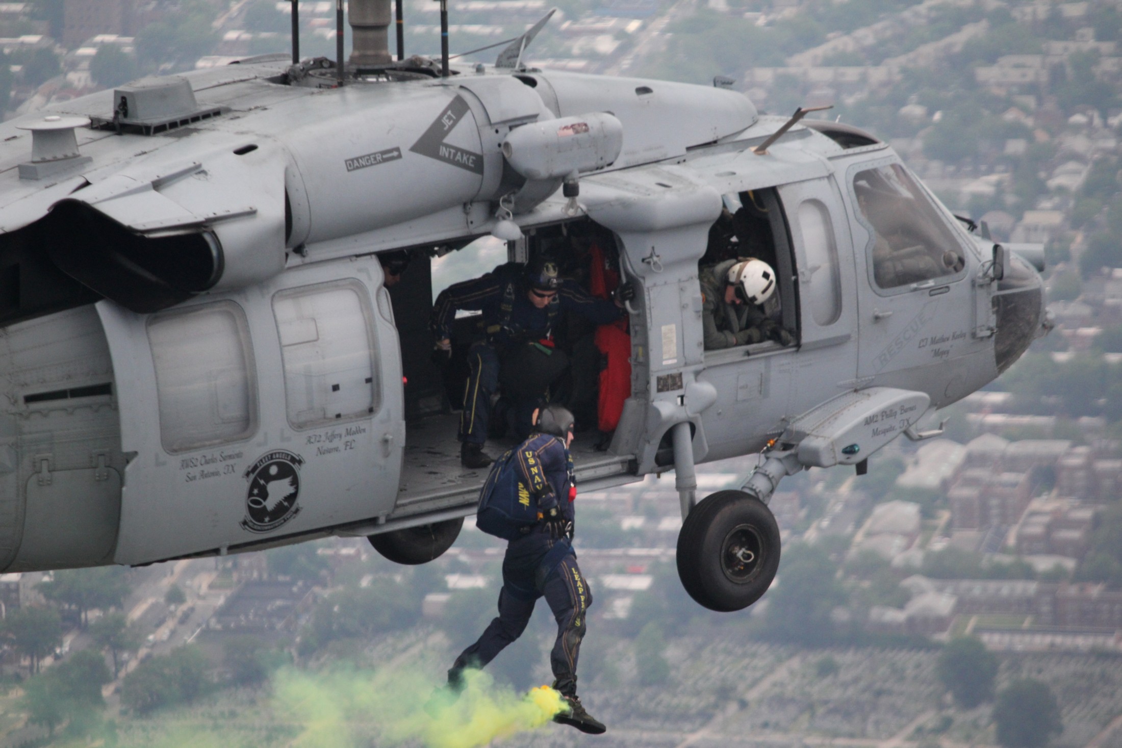 hsc-2 fleet angels helicopter sea combat squadron mh-60s seahawk us navy 2016 09 leap frogs parachute team new york