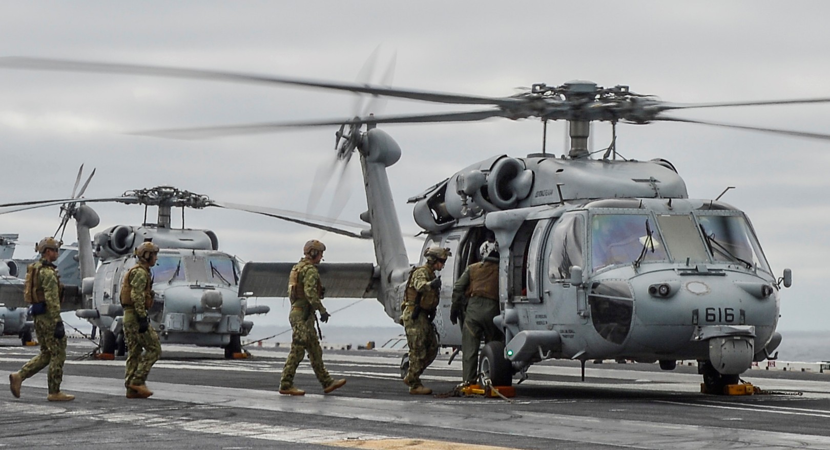 hsc-4 black knights helicopter sea combat squadron us navy mh-60s seahawk 2015 28 carrier air wing cvw-2 uss ronald reagan cvn-76