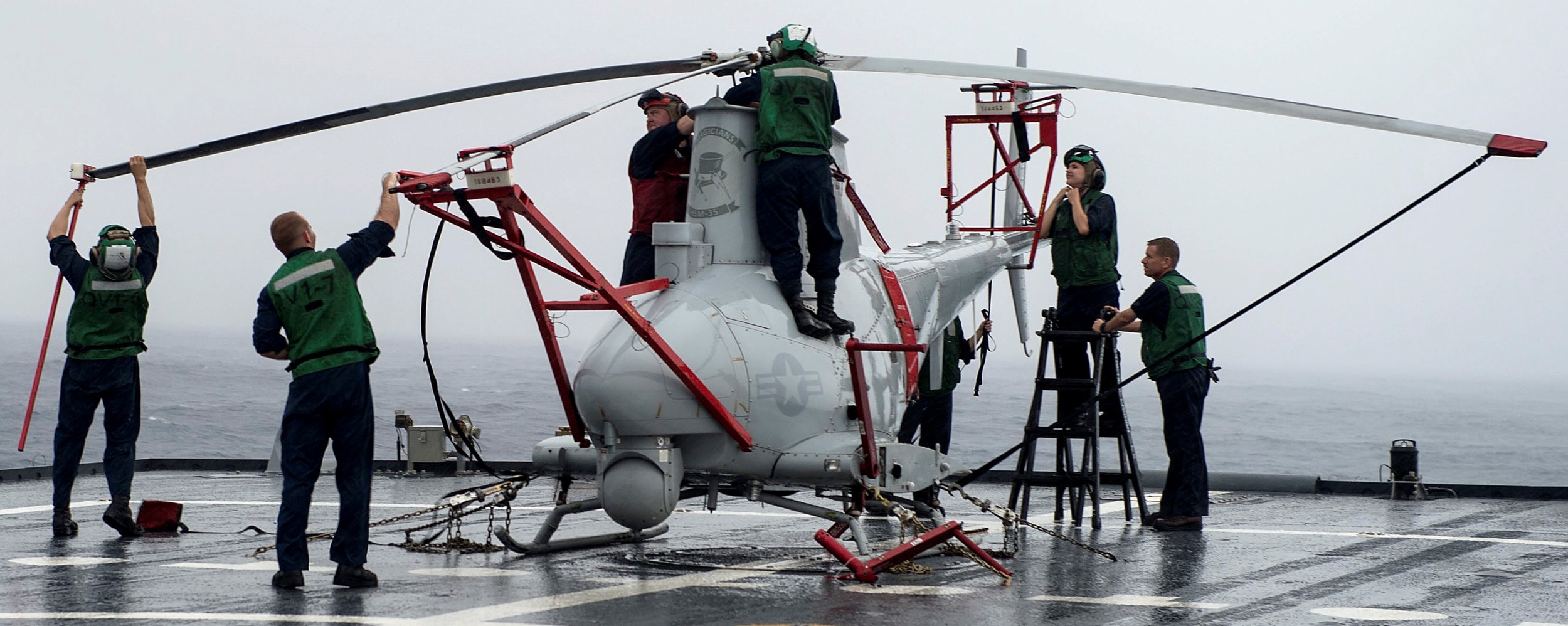 hsm-35 magicians helicopter maritime strike squadron us navy mq-8b fire scout uav uss fort worth lcs-3 24